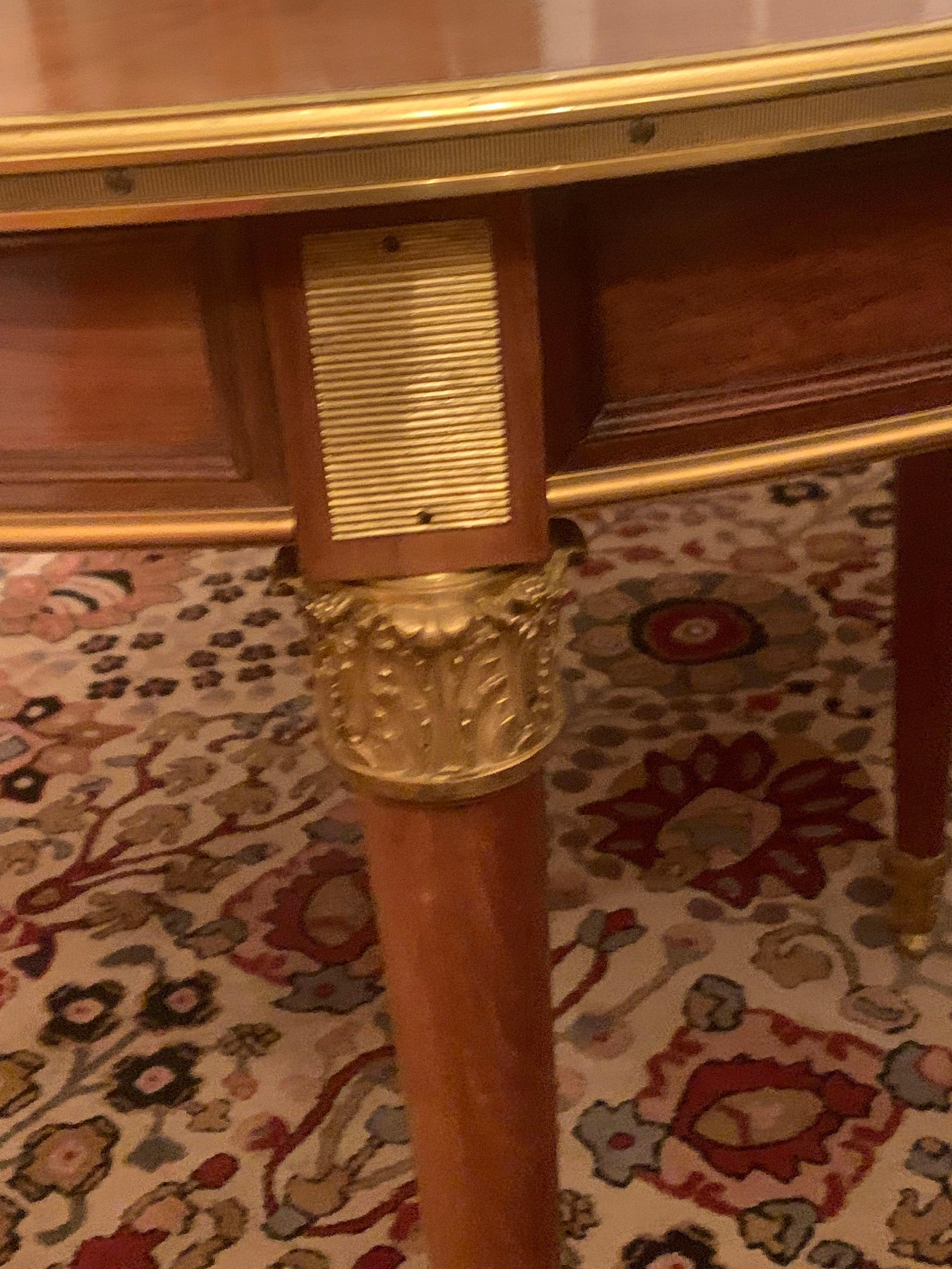 Magnifique table de salle à manger et huit chaises avec bronze doré en vente 5