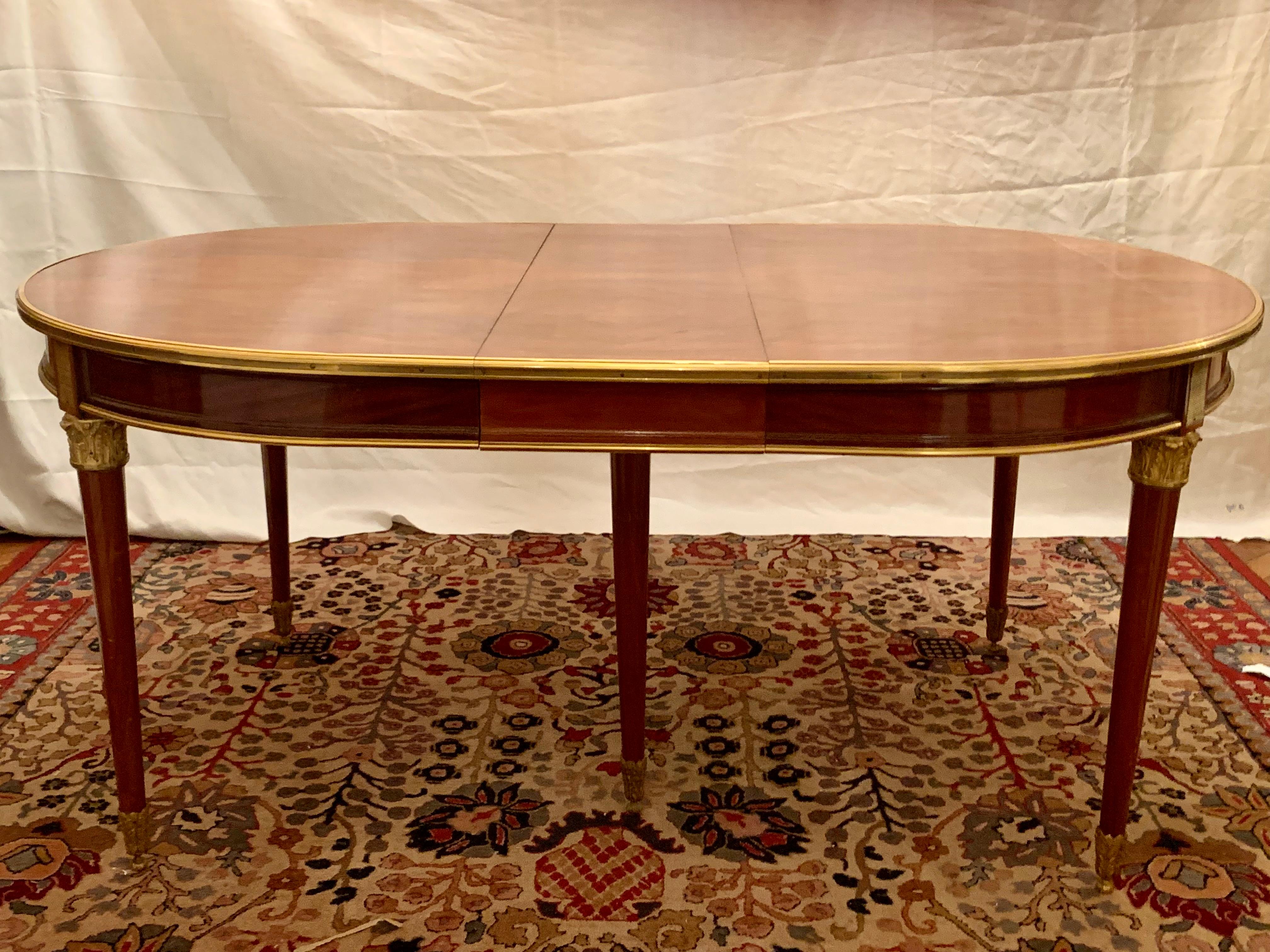 Louis XVI Magnifique table de salle à manger et huit chaises avec bronze doré en vente