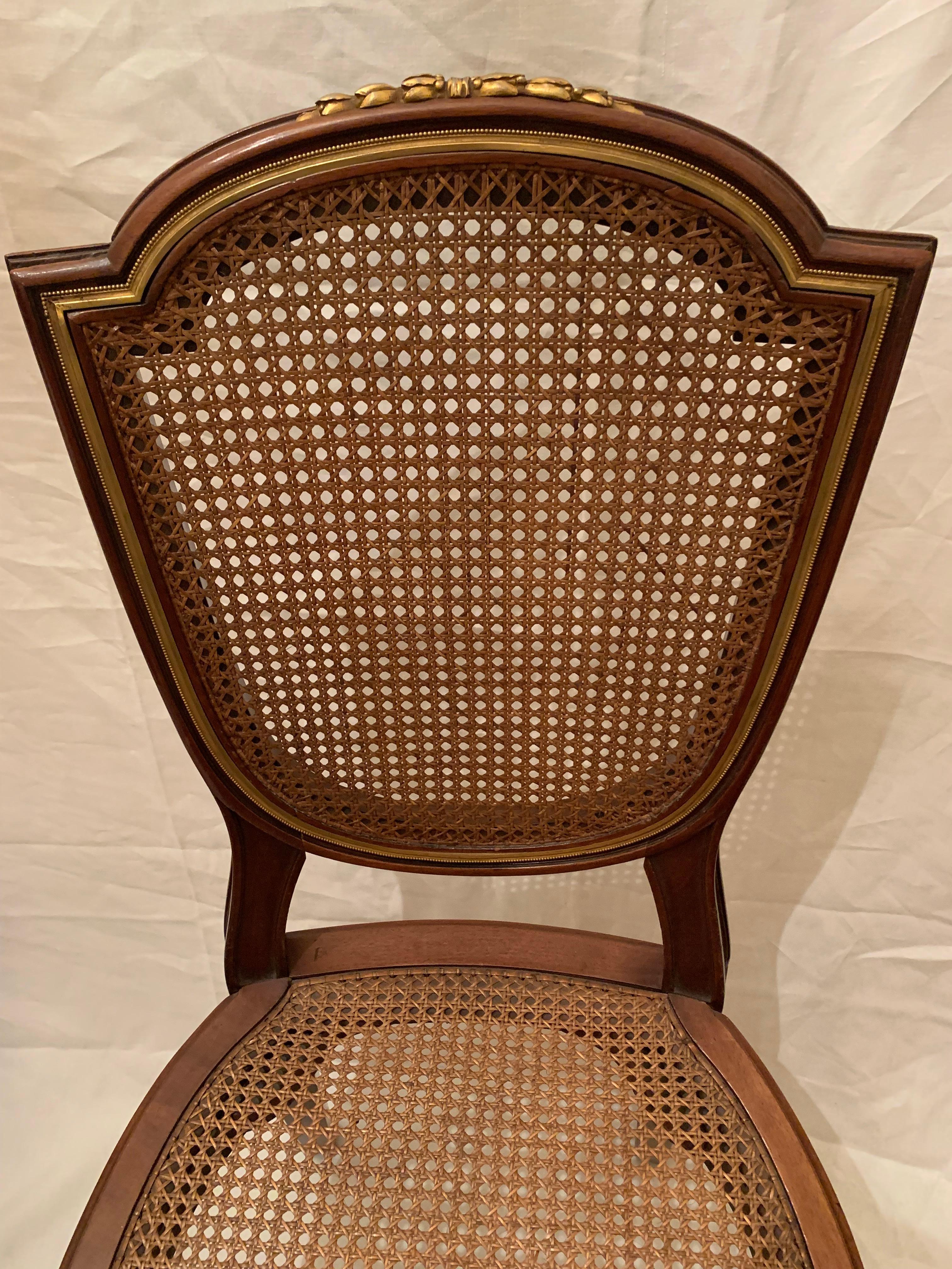 Français Magnifique table de salle à manger et huit chaises avec bronze doré en vente