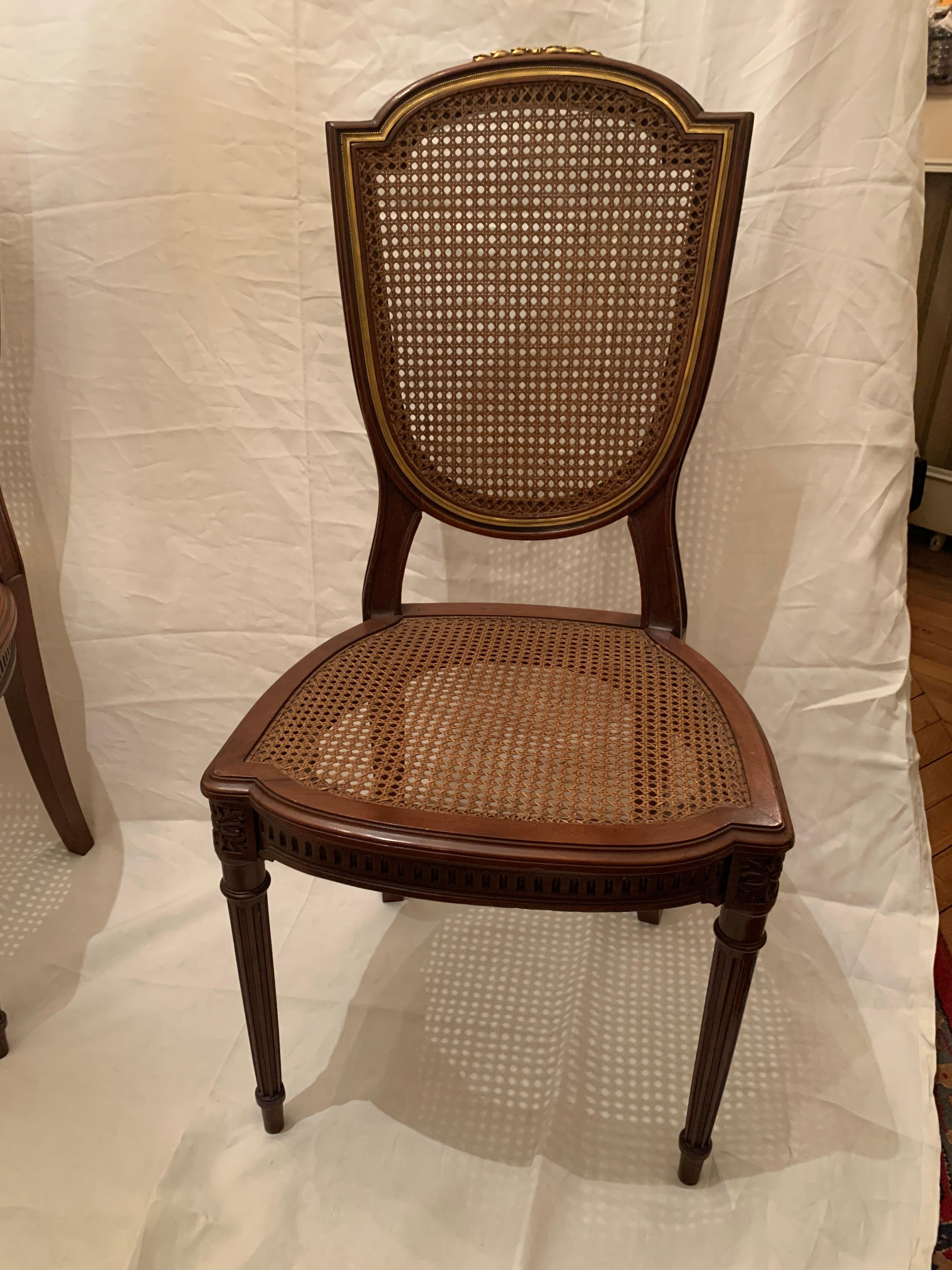 Magnifique table de salle à manger et huit chaises avec bronze doré Bon état - En vente à Los Angeles, CA