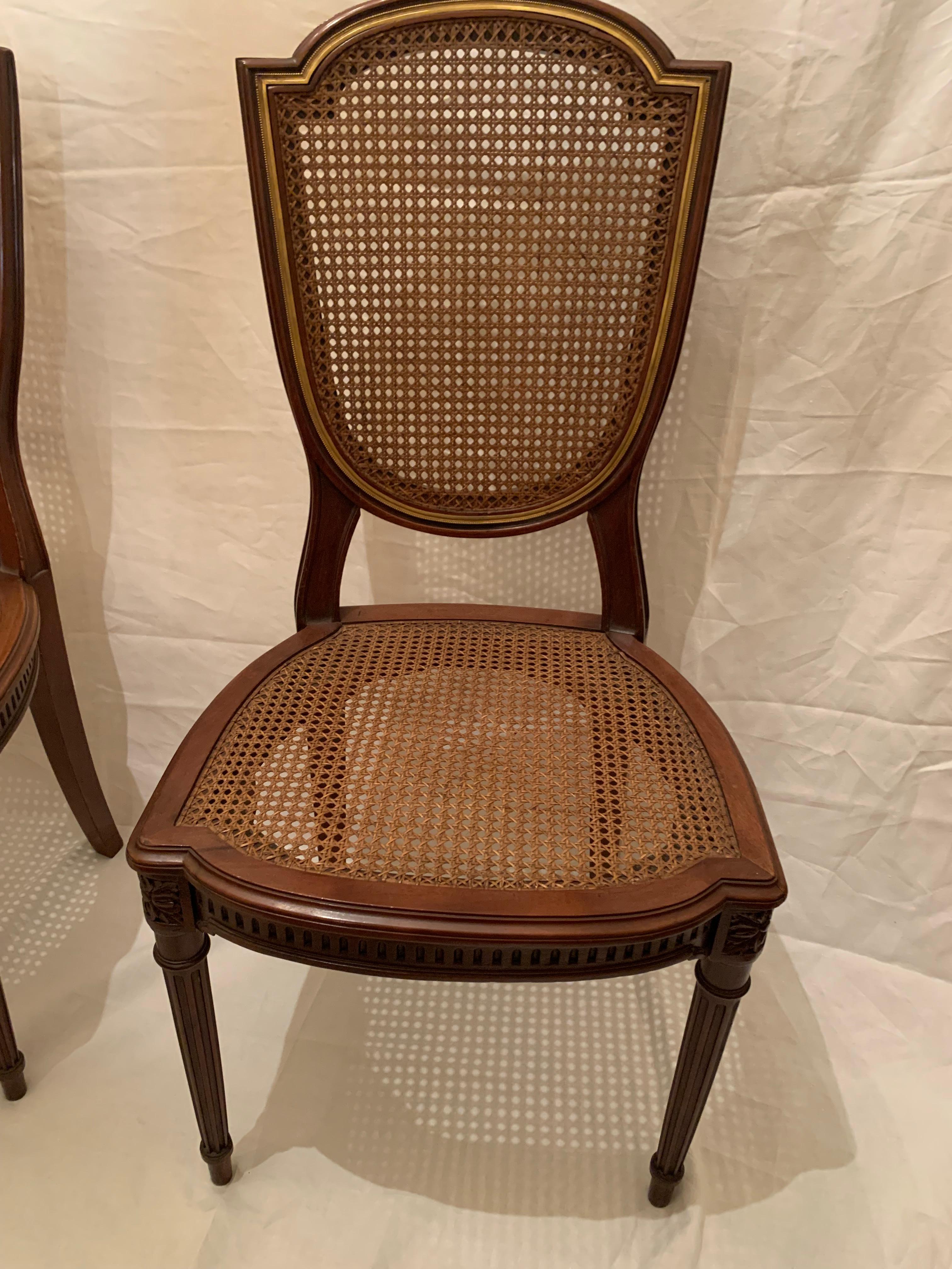 Fin du XIXe siècle Magnifique table de salle à manger et huit chaises avec bronze doré en vente