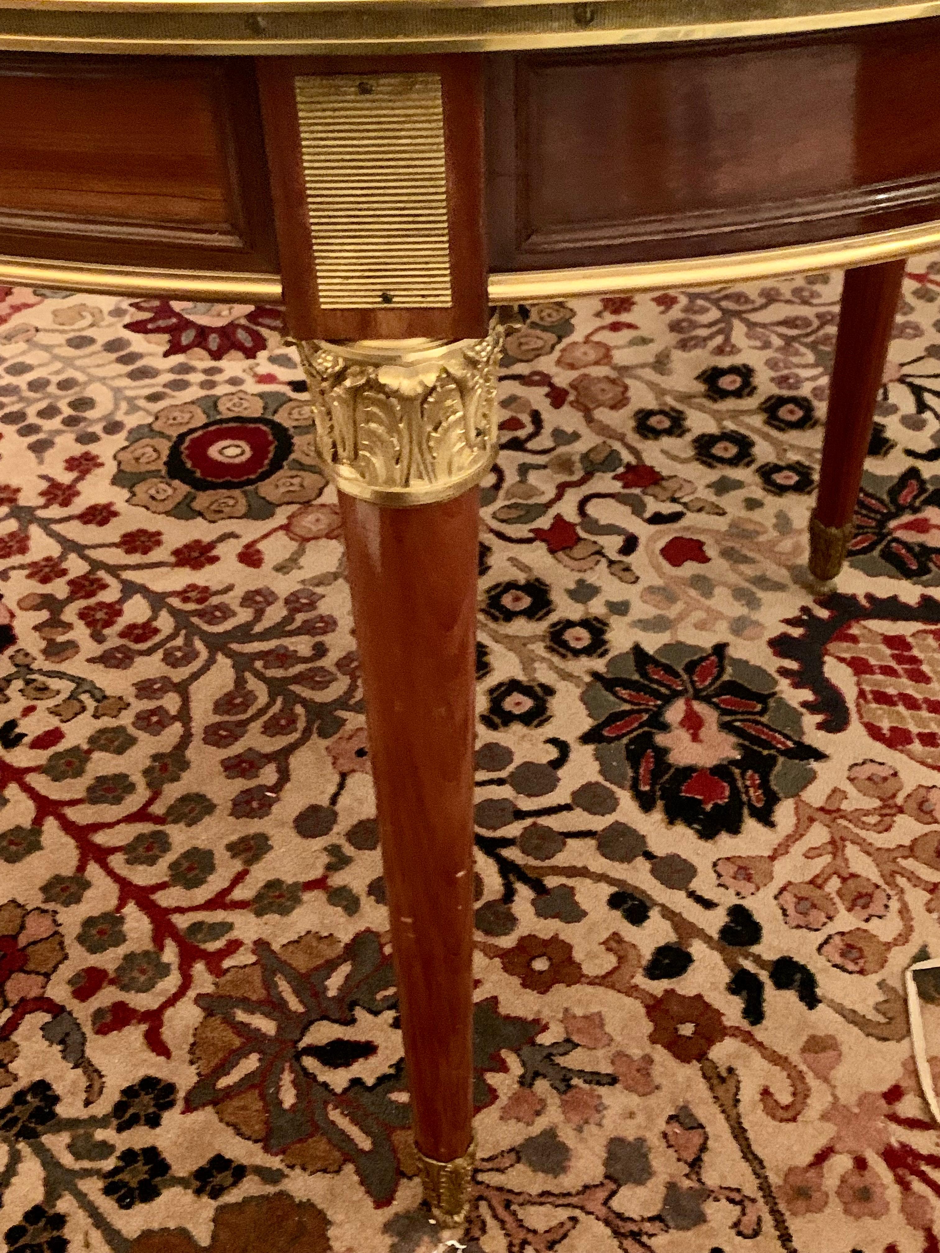 Magnifique table de salle à manger et huit chaises avec bronze doré en vente 1