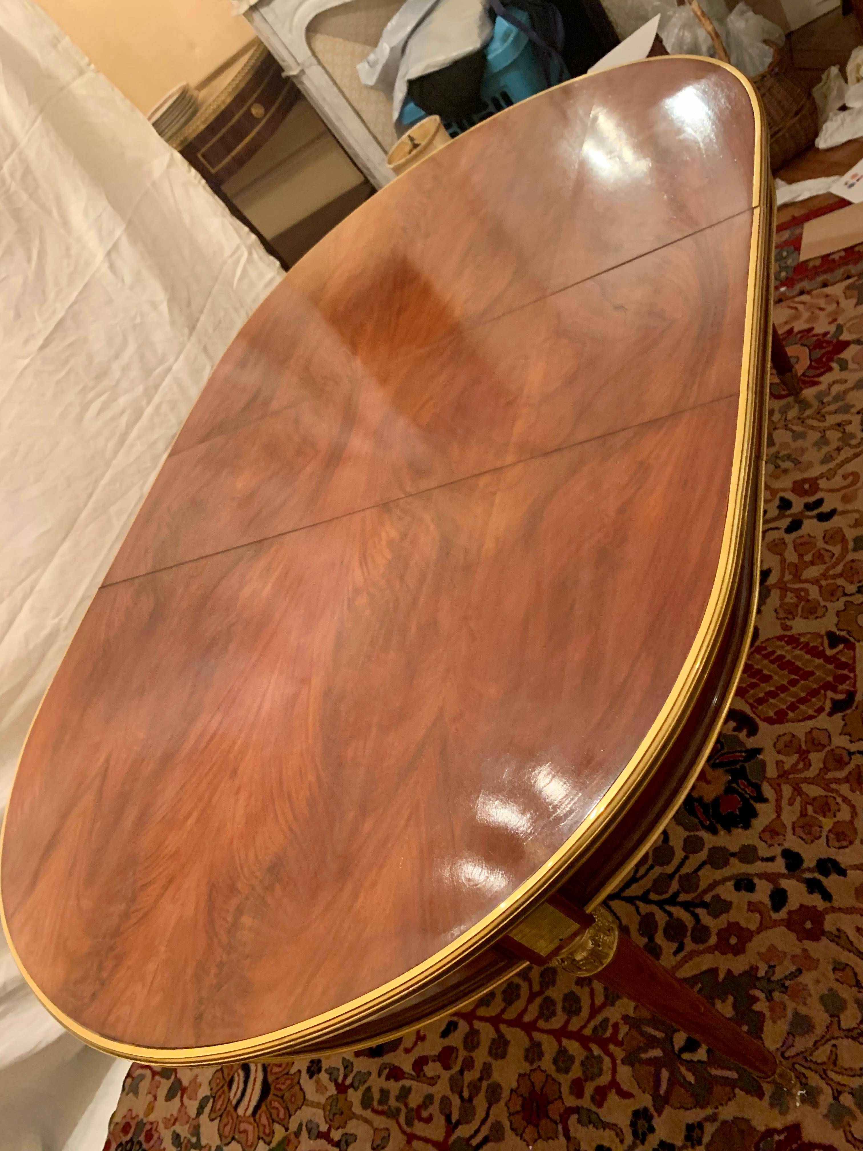 Magnifique table de salle à manger et huit chaises avec bronze doré en vente 2