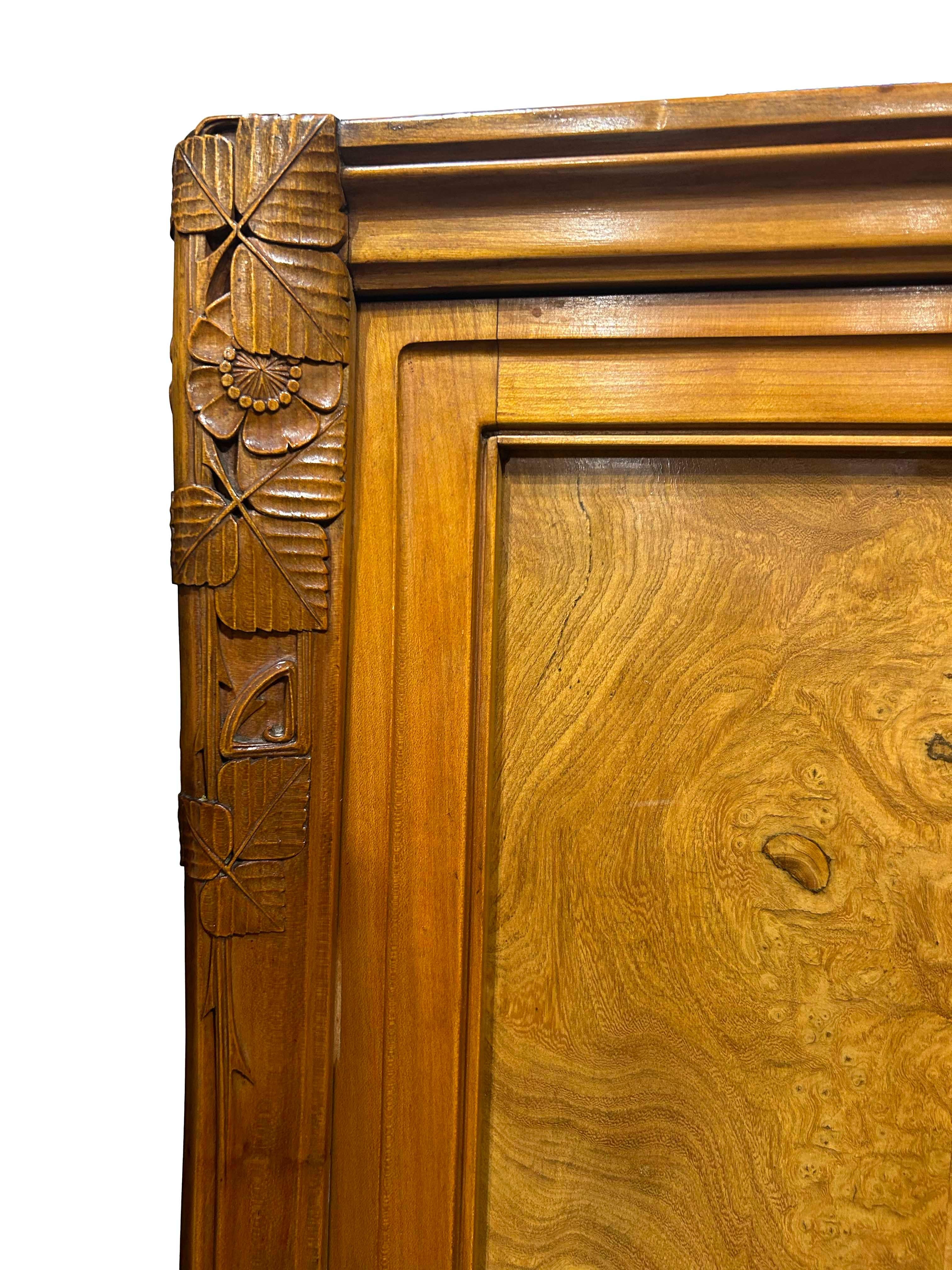 Vitrina excepcional de Léon Jallot - 1910

Magnífica vitrina de madera de haya firmada por Léon Jallot, fechada en 1910.
Modelo 