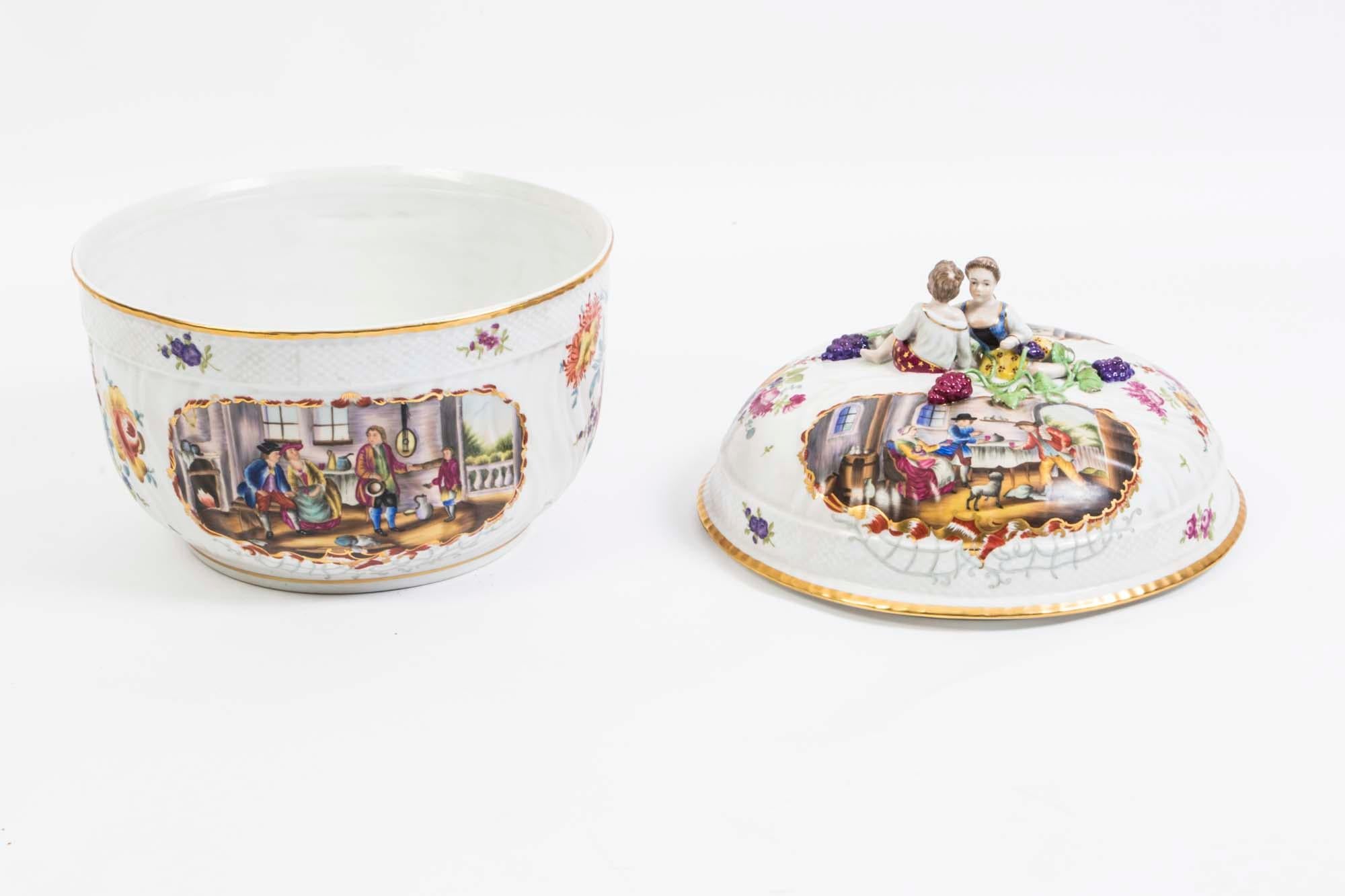 Soupière en porcelaine peinte à la main de style Dresde en vente 4