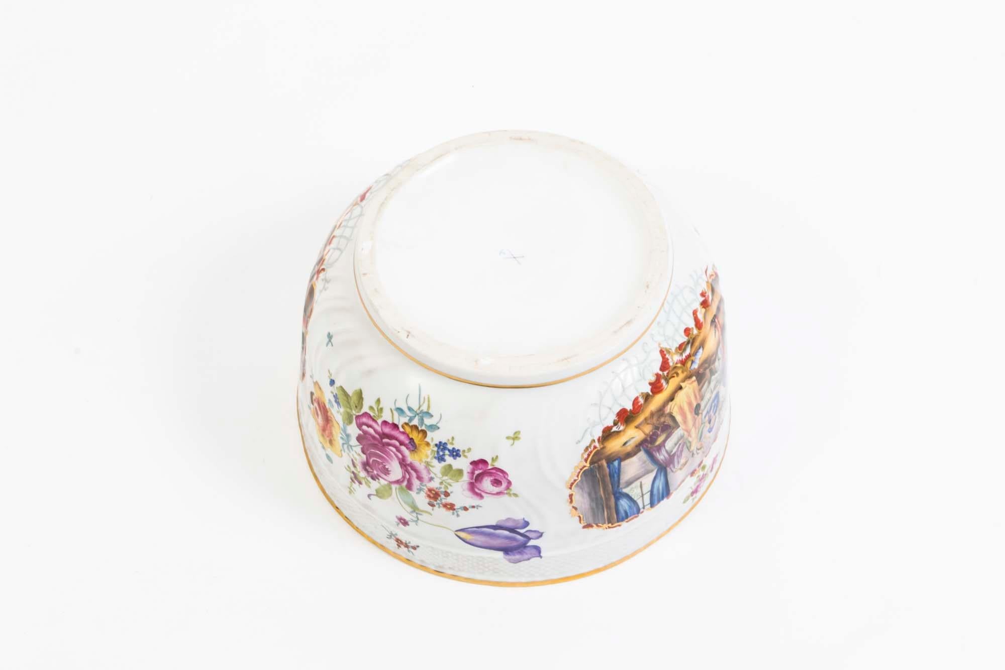 Soupière en porcelaine peinte à la main de style Dresde en vente 6