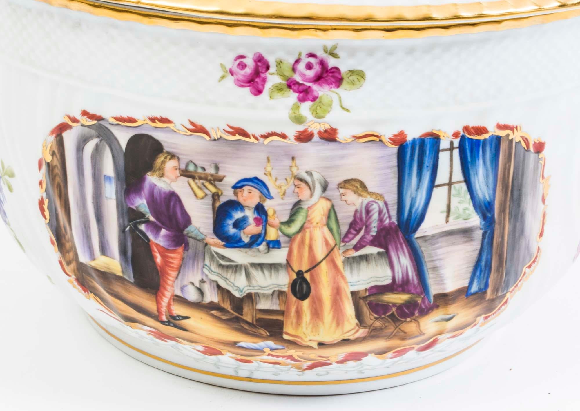 Peint à la main Soupière en porcelaine peinte à la main de style Dresde en vente