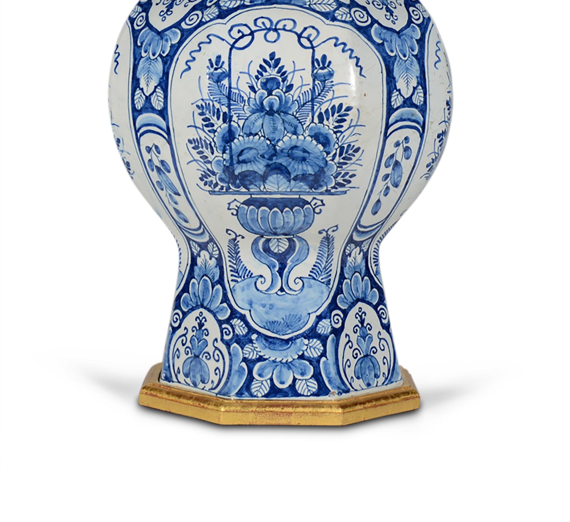 Faïence de Delft Magnifique lampe de table hollandaise Delft bleu et blanc du 18e siècle en vente