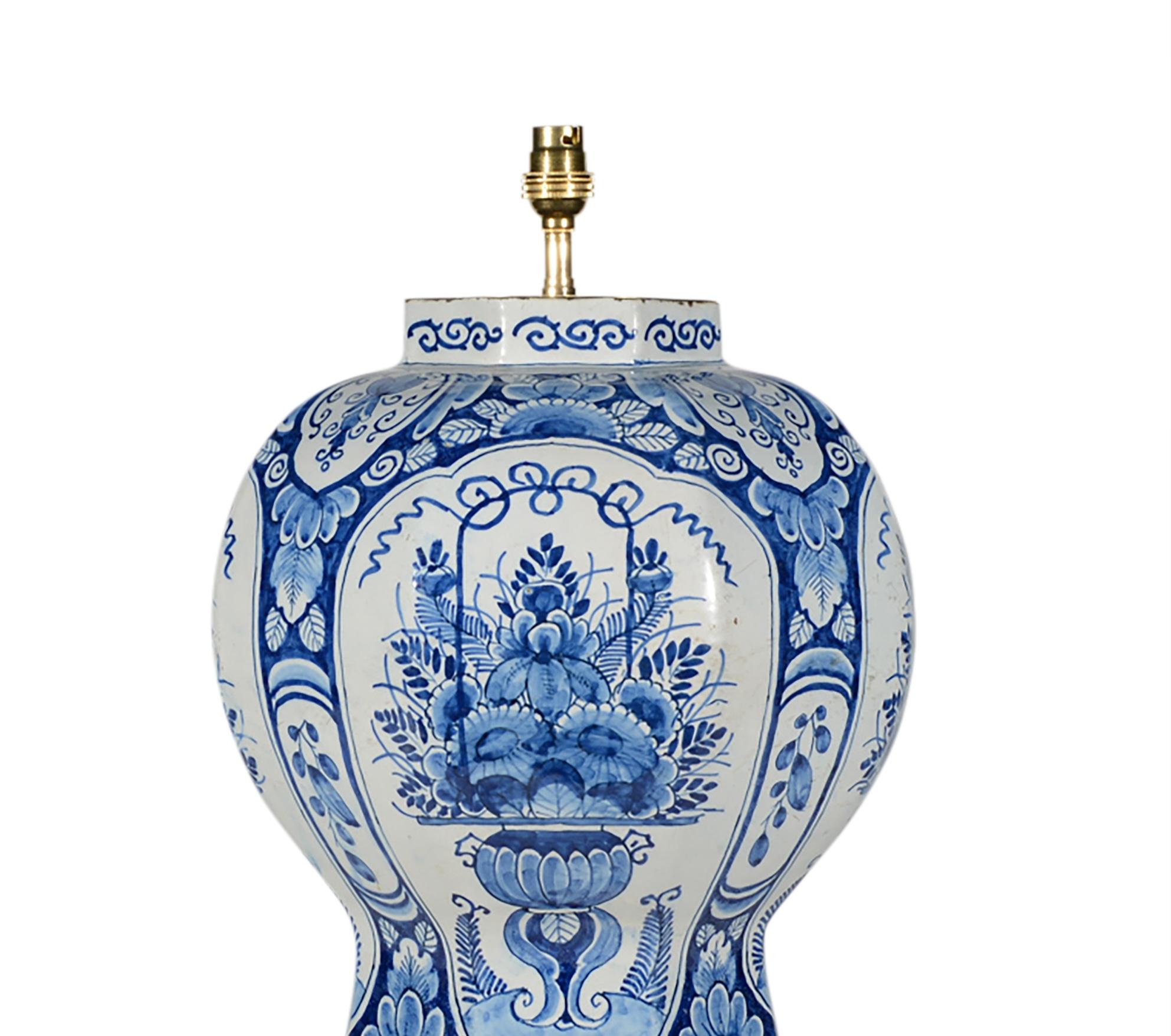 Magnifique lampe de table hollandaise Delft bleu et blanc du 18e siècle en vente 1