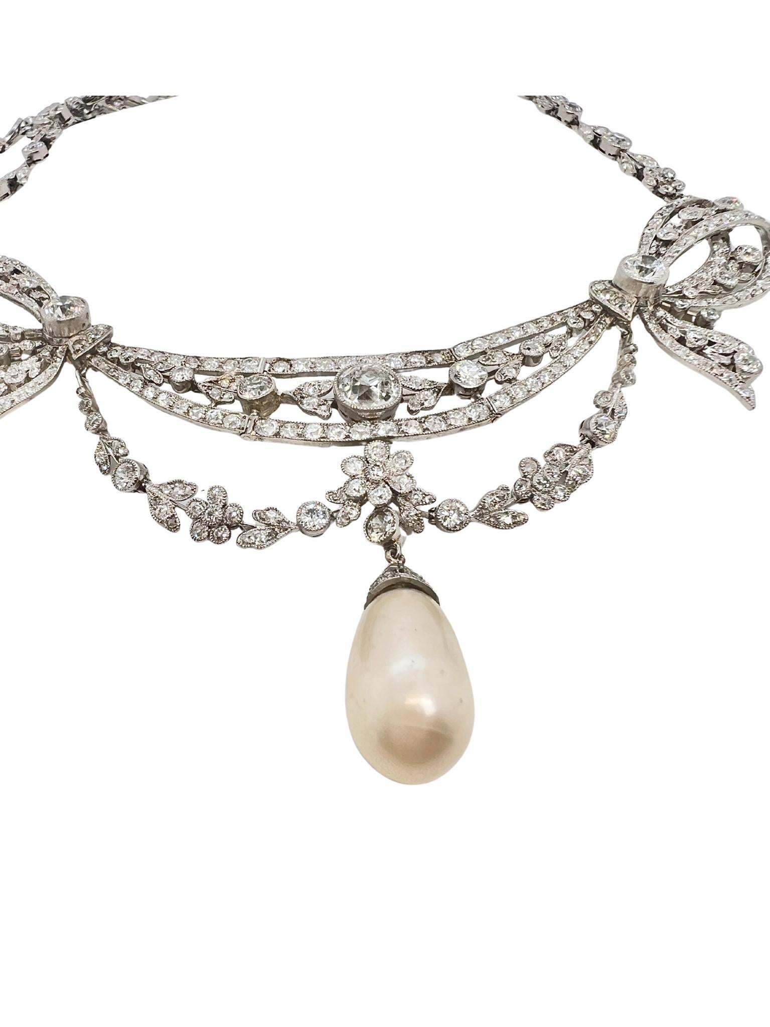 Magnifique collier édouardien en platine et diamants 

Détails :
Matériau : Platine
Diamants : environ 15 carats de diamants taillés à l'ancienne. 
Qualité du diamant : HIJ VIS 2SI
Perle : perle d'eau salée naturelle certifiée (avec certificat GIA)