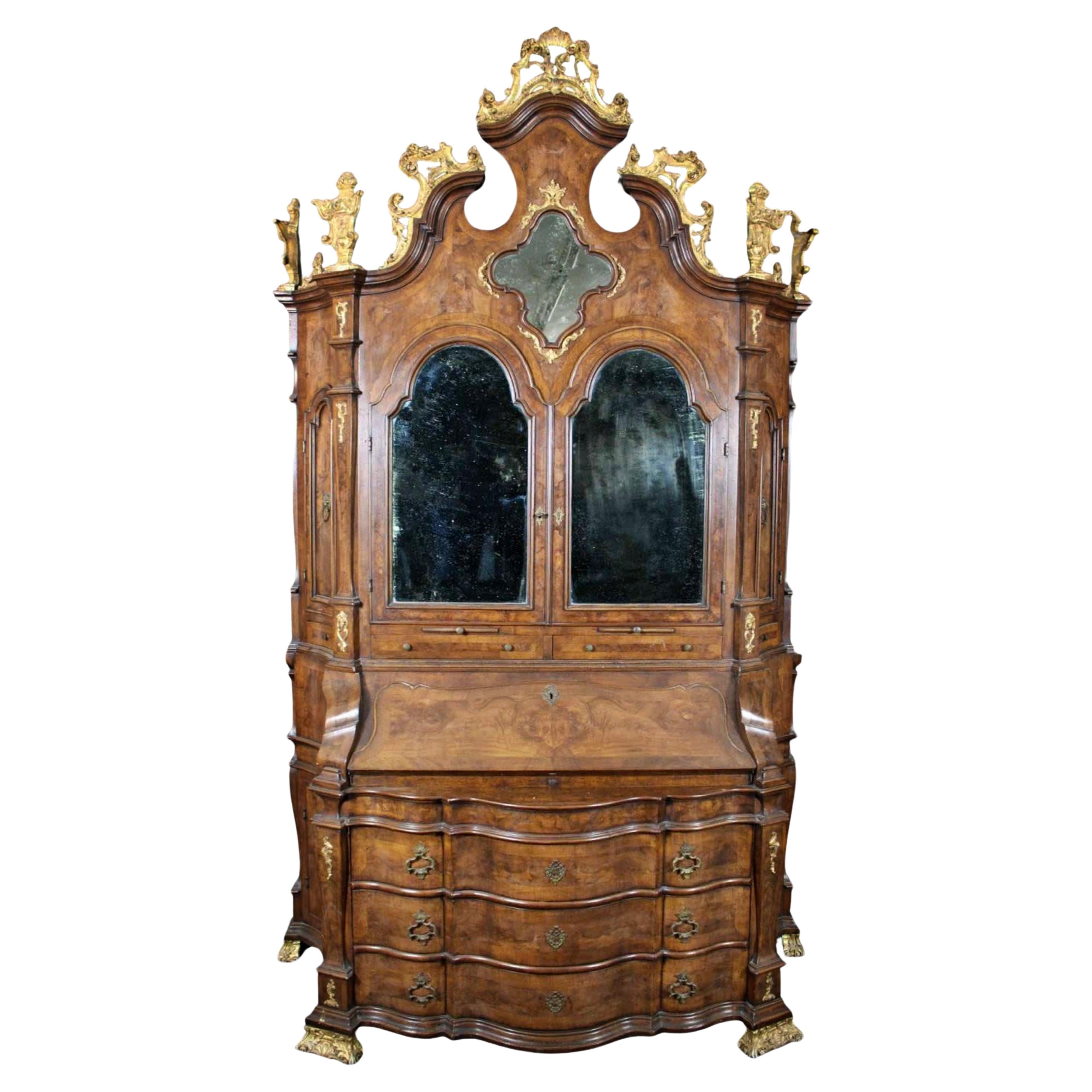 MAGNIFICENT ELEGANT ITALIAN VENETIAN TRUMEAU 19th Century

in walnut briar, enriched with 19th Century Venetian craftsmanship gilded wood carvings in pure gold
h 280 x 165 x 75 cm
good general condition