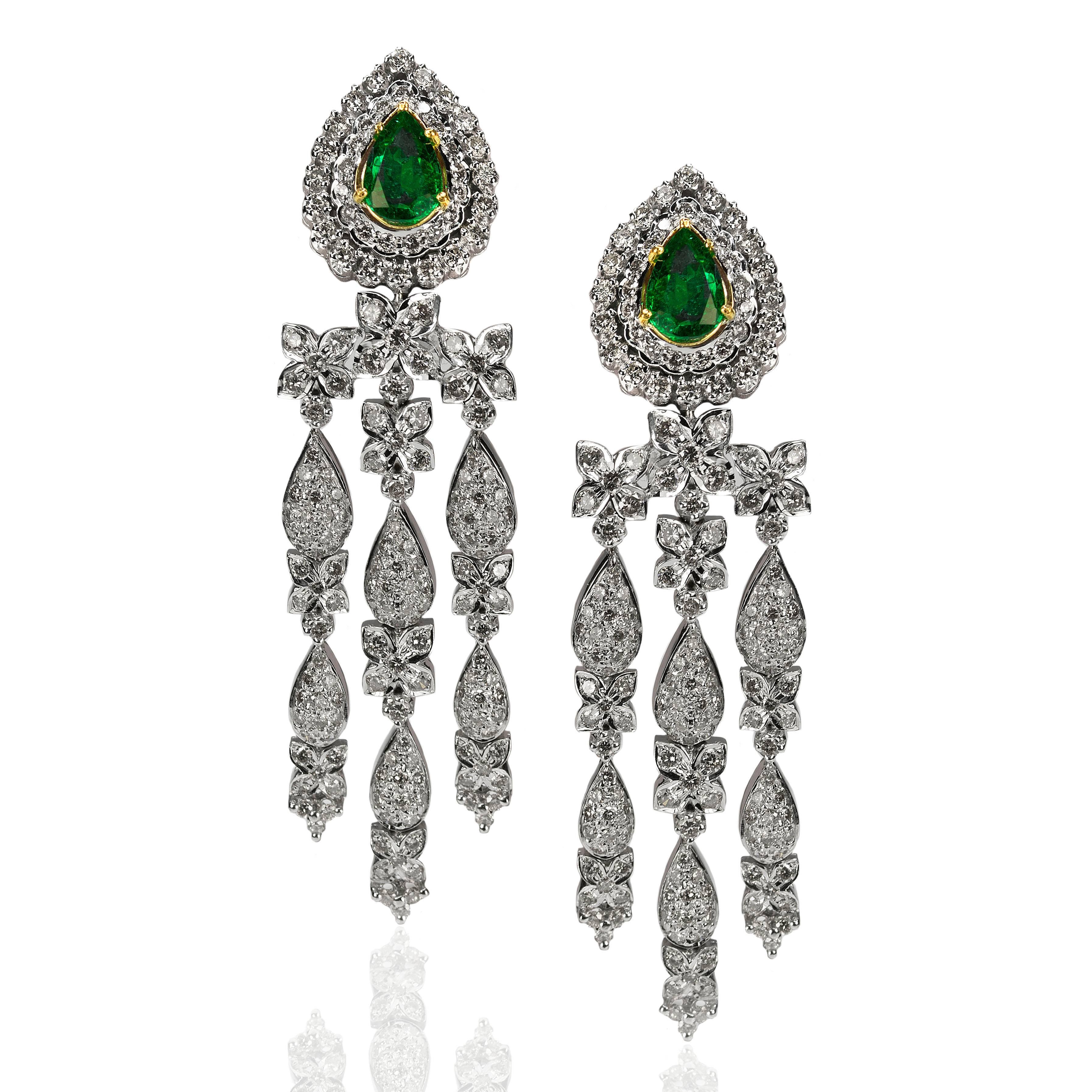 Women's or Men's Magnificent Emerald and Diamond Necklace and Earring Suite in 18 Karat Gold
