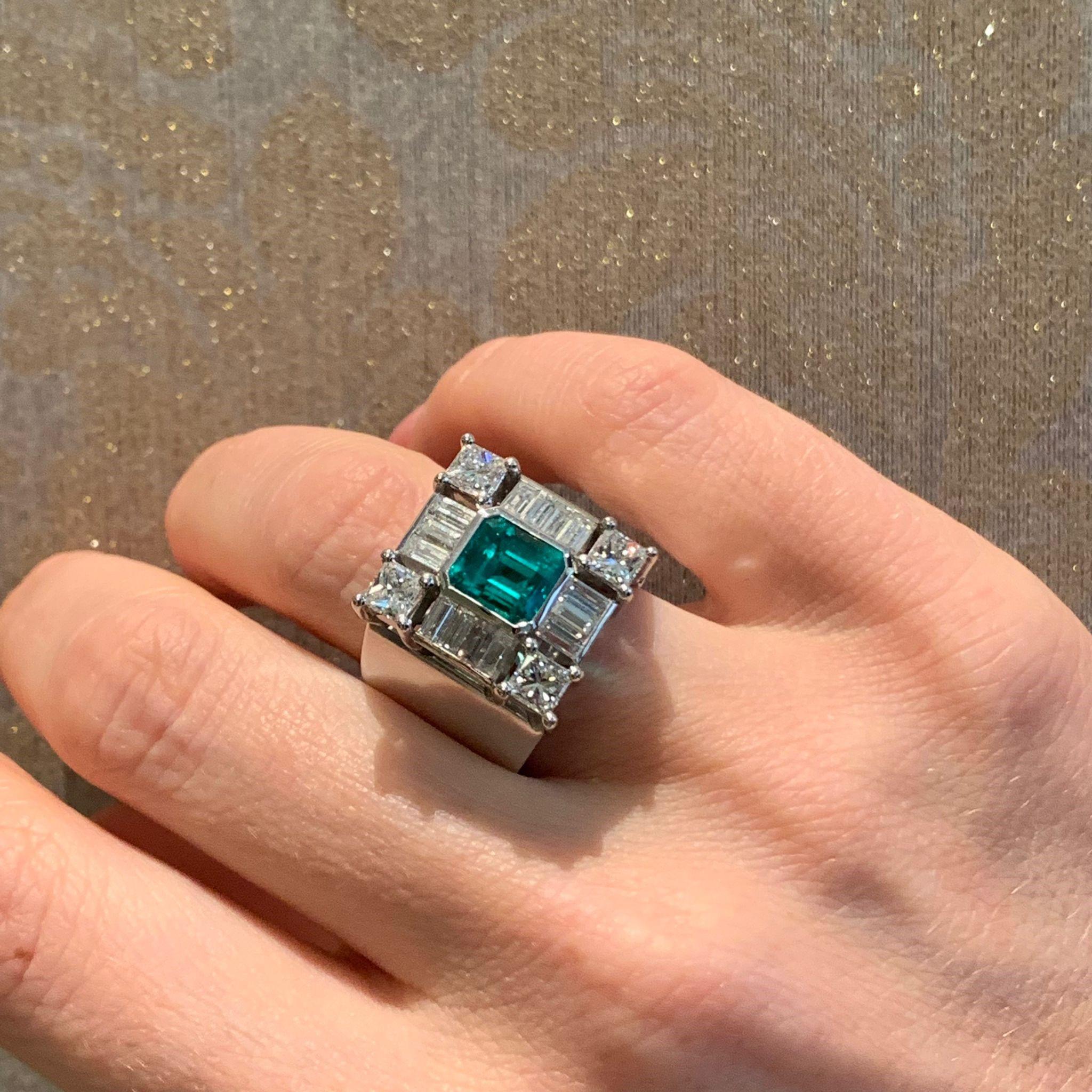 Magnificent Emerald and Diamond Cocktail Ring In Good Condition For Sale In Lucerne, CH