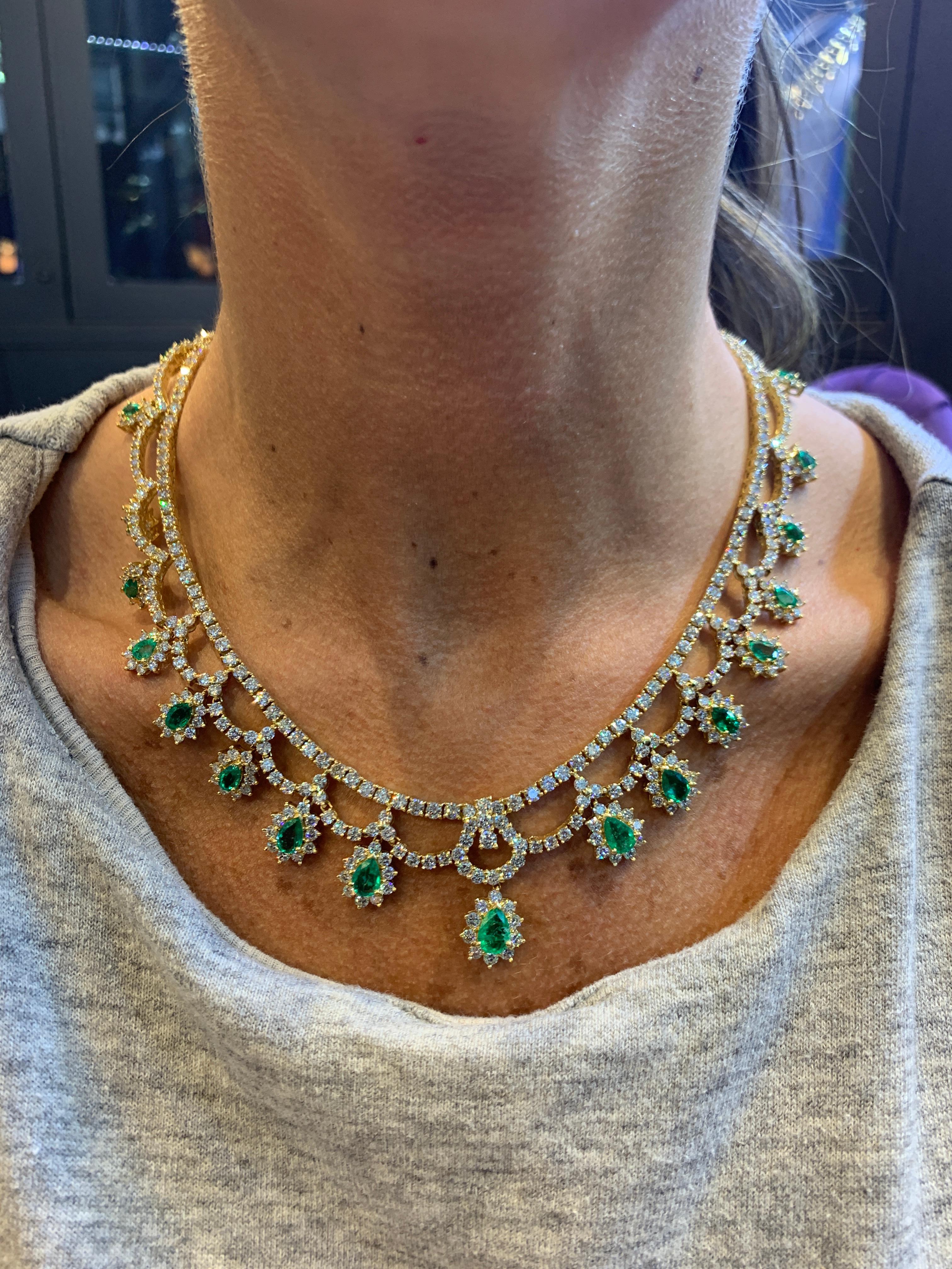 Prächtige Smaragd- und Diamant-Halskette (Smaragdschliff) im Angebot