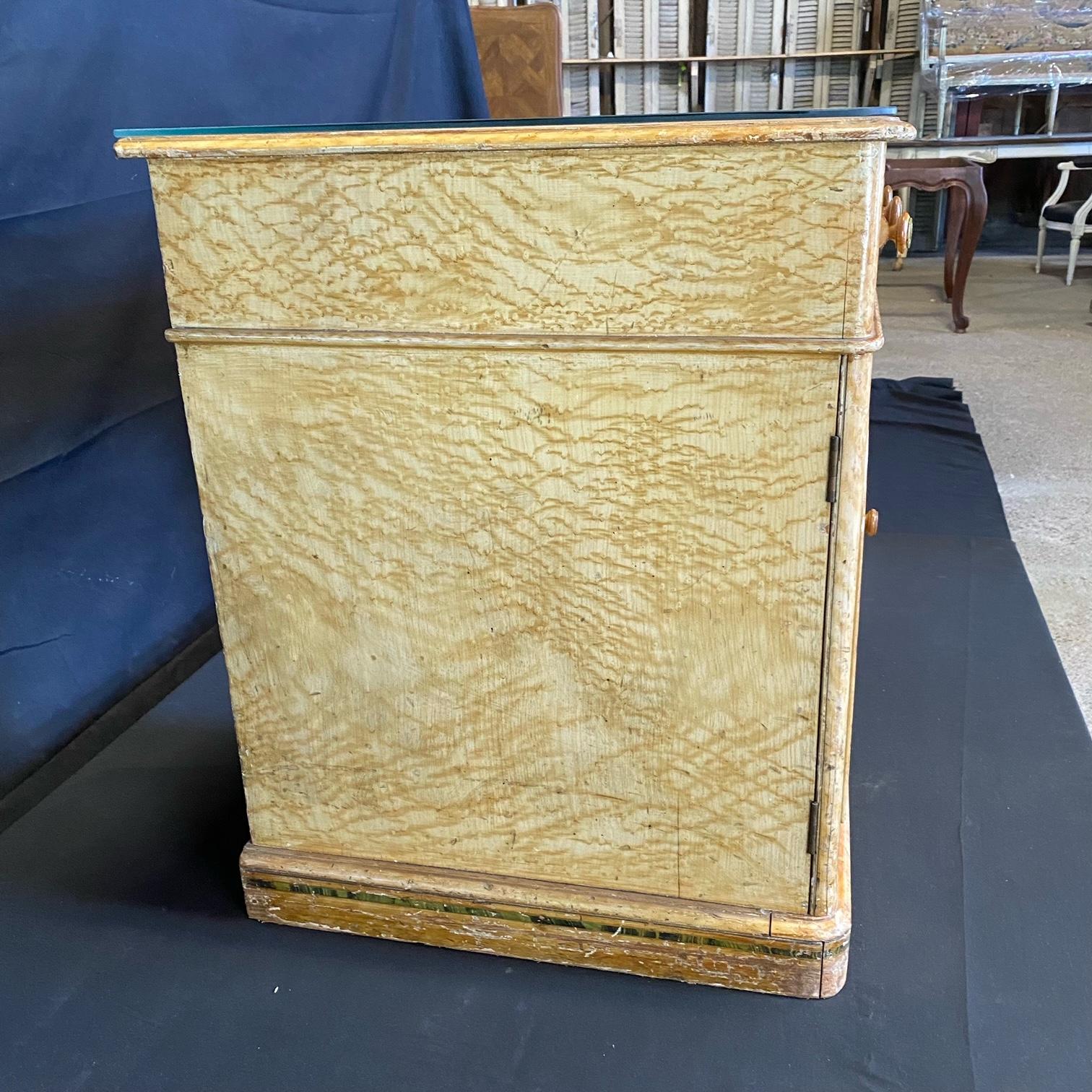 Legno Magnifico scrittoio con piedistallo inglese del XIX secolo dipinto a finto marmo in vendita