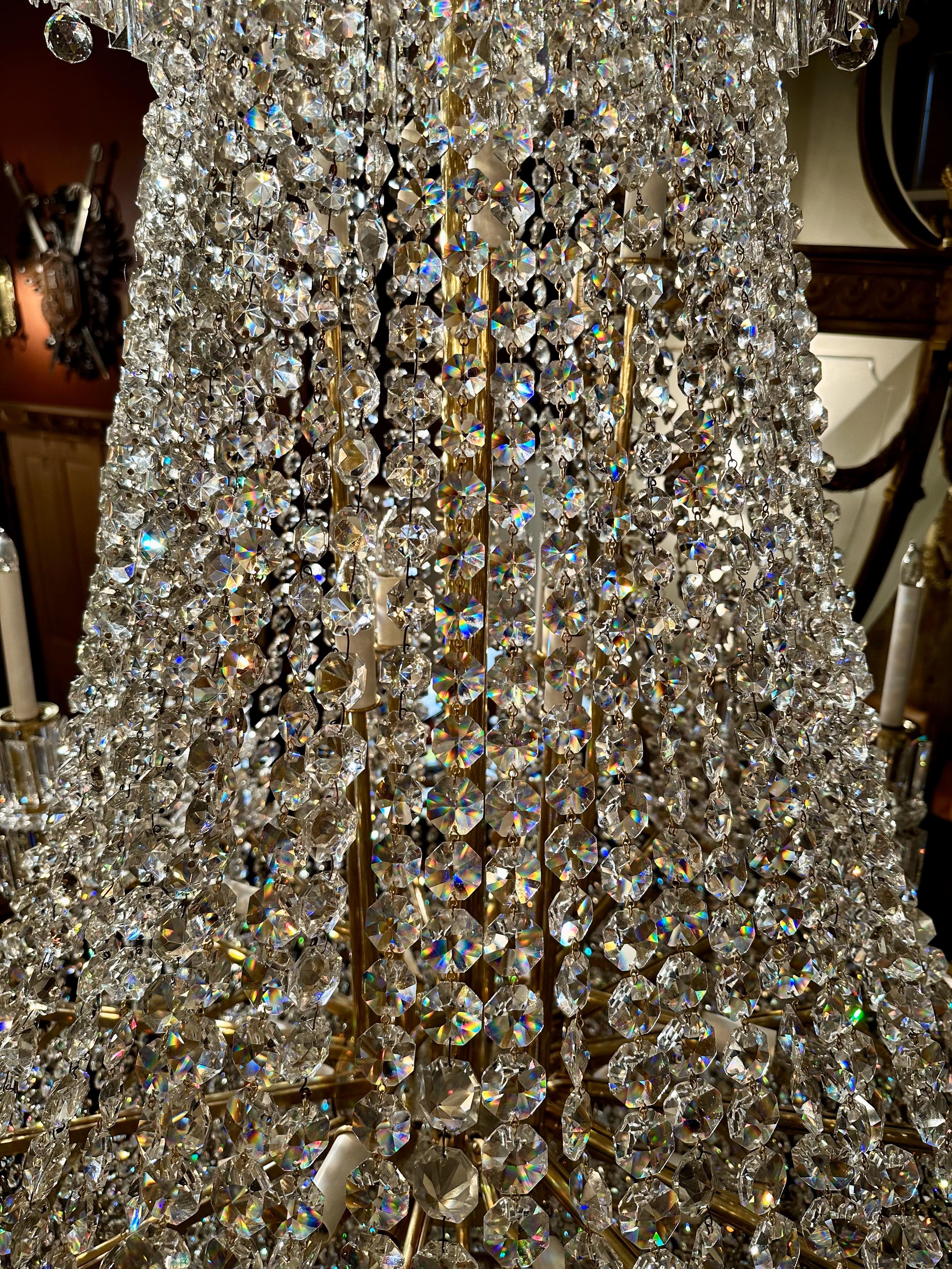 Magnifico lampadario a 60 luci in cristallo tagliato all'inglese. in vendita 2