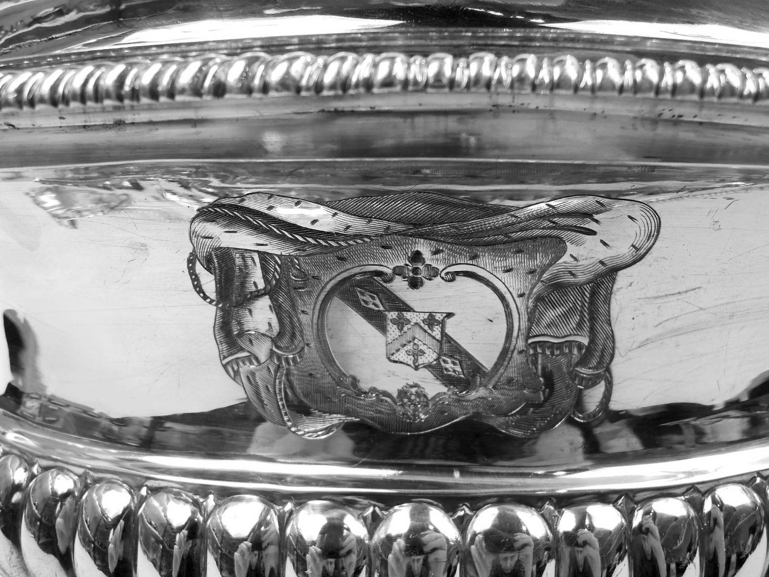 Magnifica zuppiera inglese georgiana neoclassica su supporto In condizioni buone in vendita a New York, NY