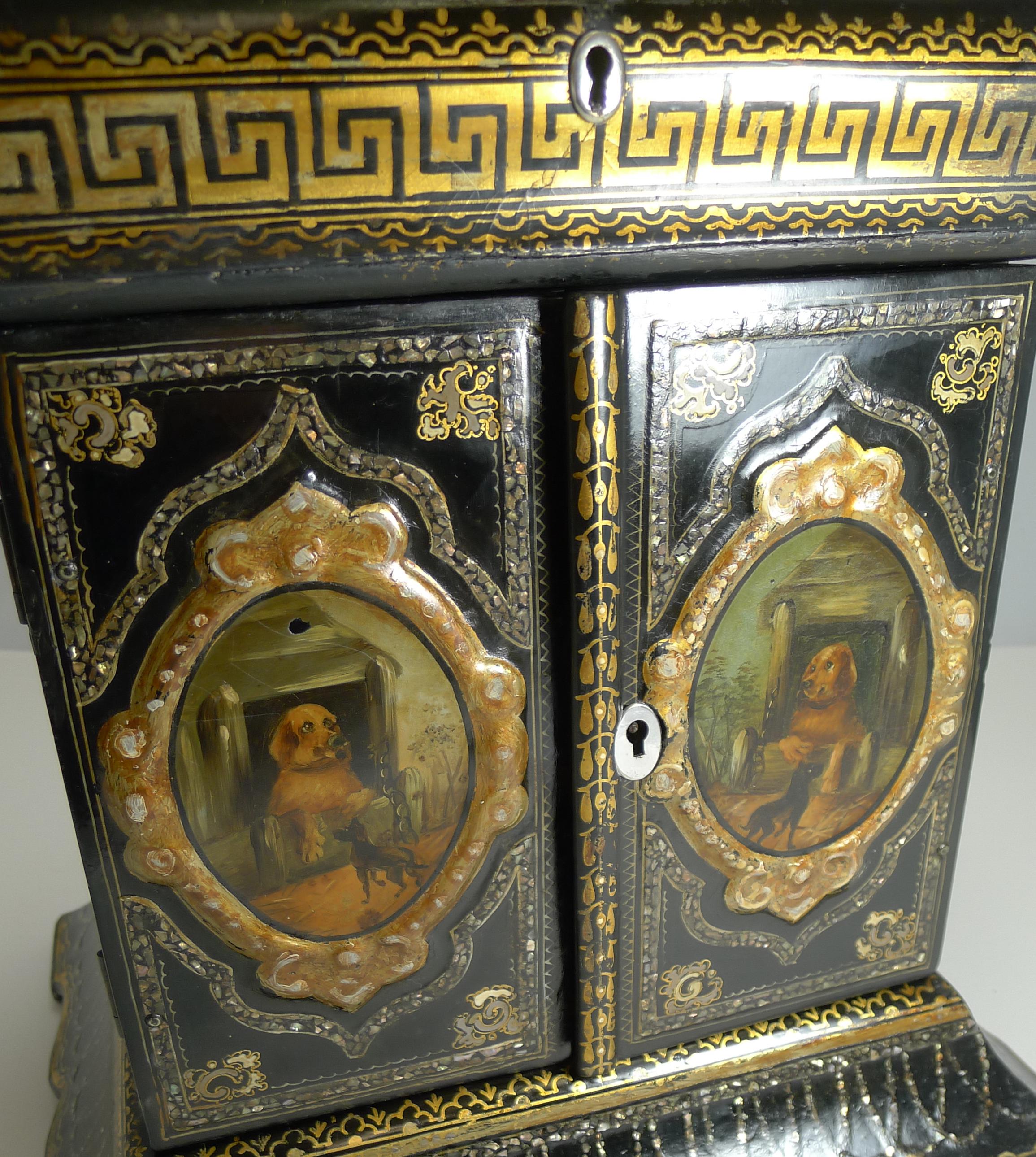 Anglais Magnifique cabinet / boîte à bijoux anglais en papier mâché, circa 1860, Dogs en vente