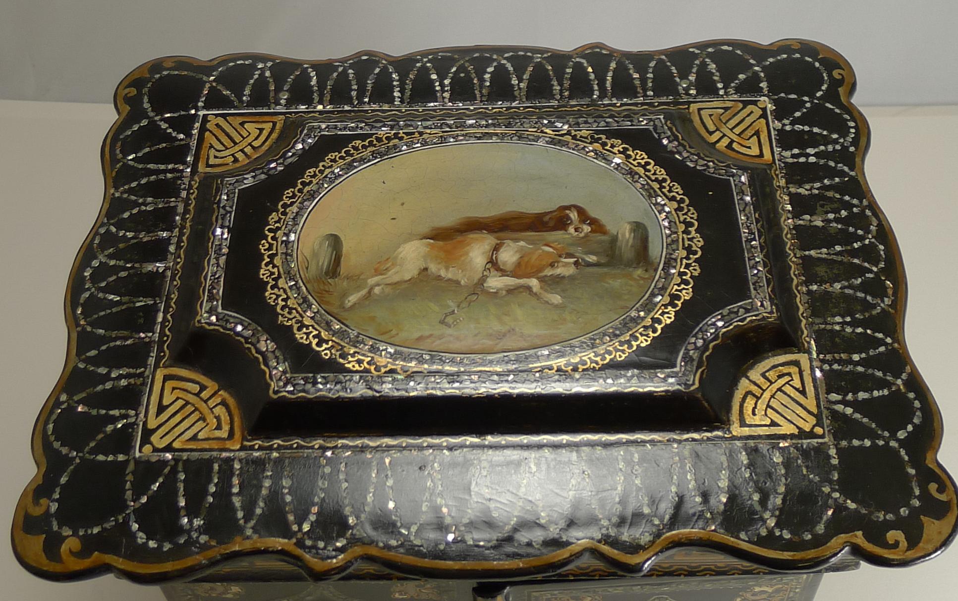 Prächtiges englisches Pappmaché-Schmuckkabinett / -kästchen, um 1860, Hunde (Mittleres 19. Jahrhundert) im Angebot