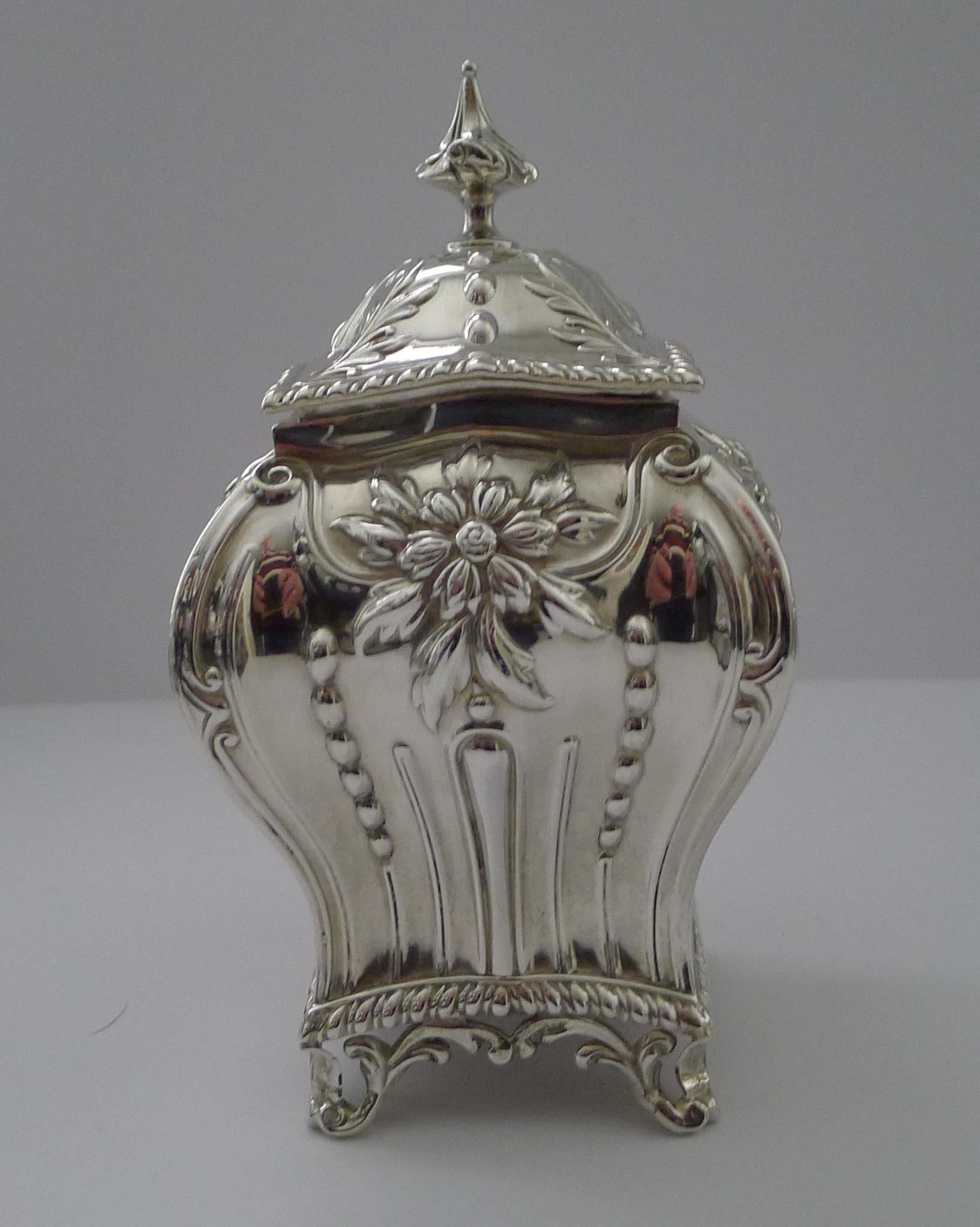Excepcional caja para el té de gran calidad, fabricada en plata maciza de buen calibre y con un peso de 276 gramos / 8,90 onzas troy, un precioso ejemplar sólido y pesado.

Bellamente decorada con detalles de faldones reticulados y un interior