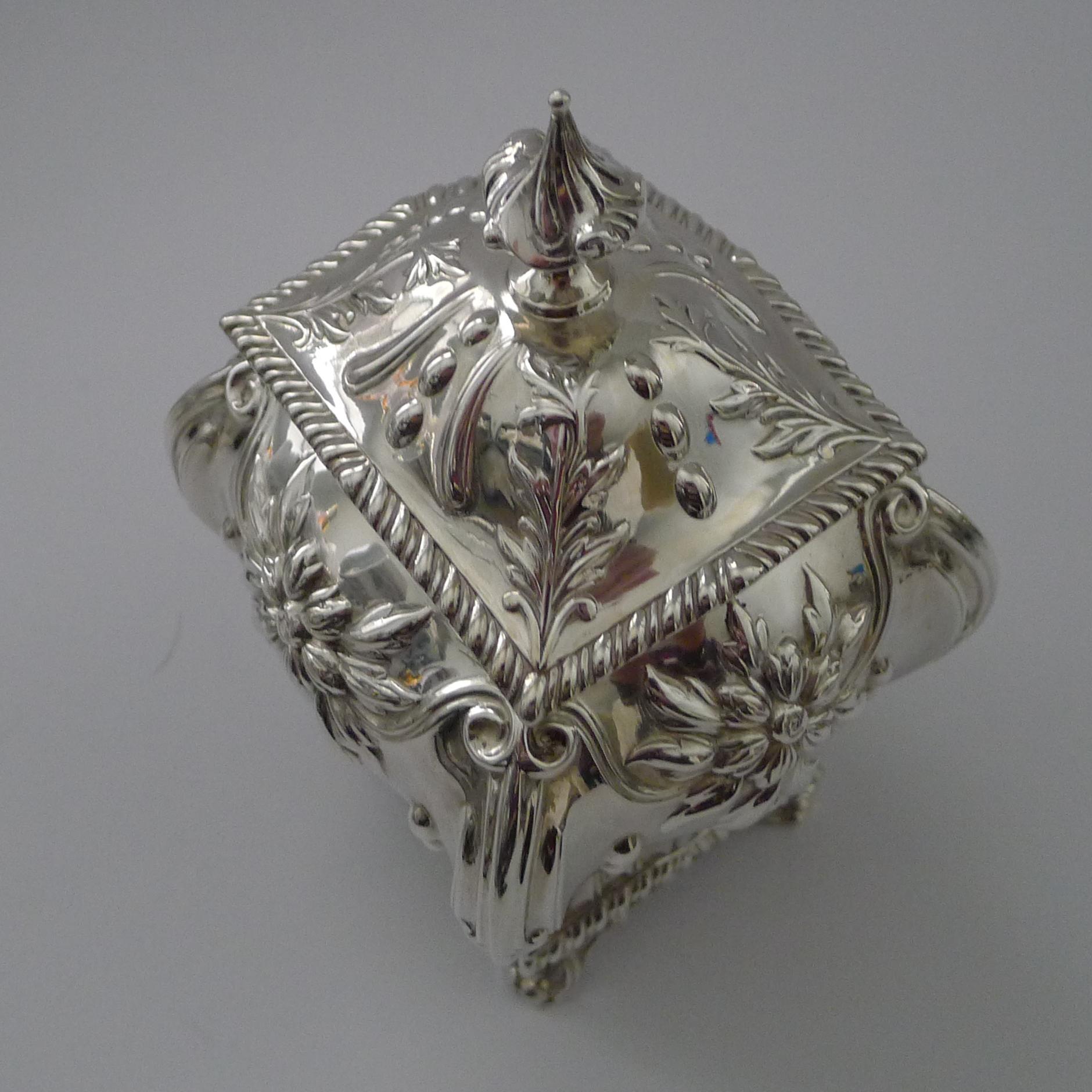 Magnífica caja de té inglesa victoriana de plata de ley - 1896 Británico en venta