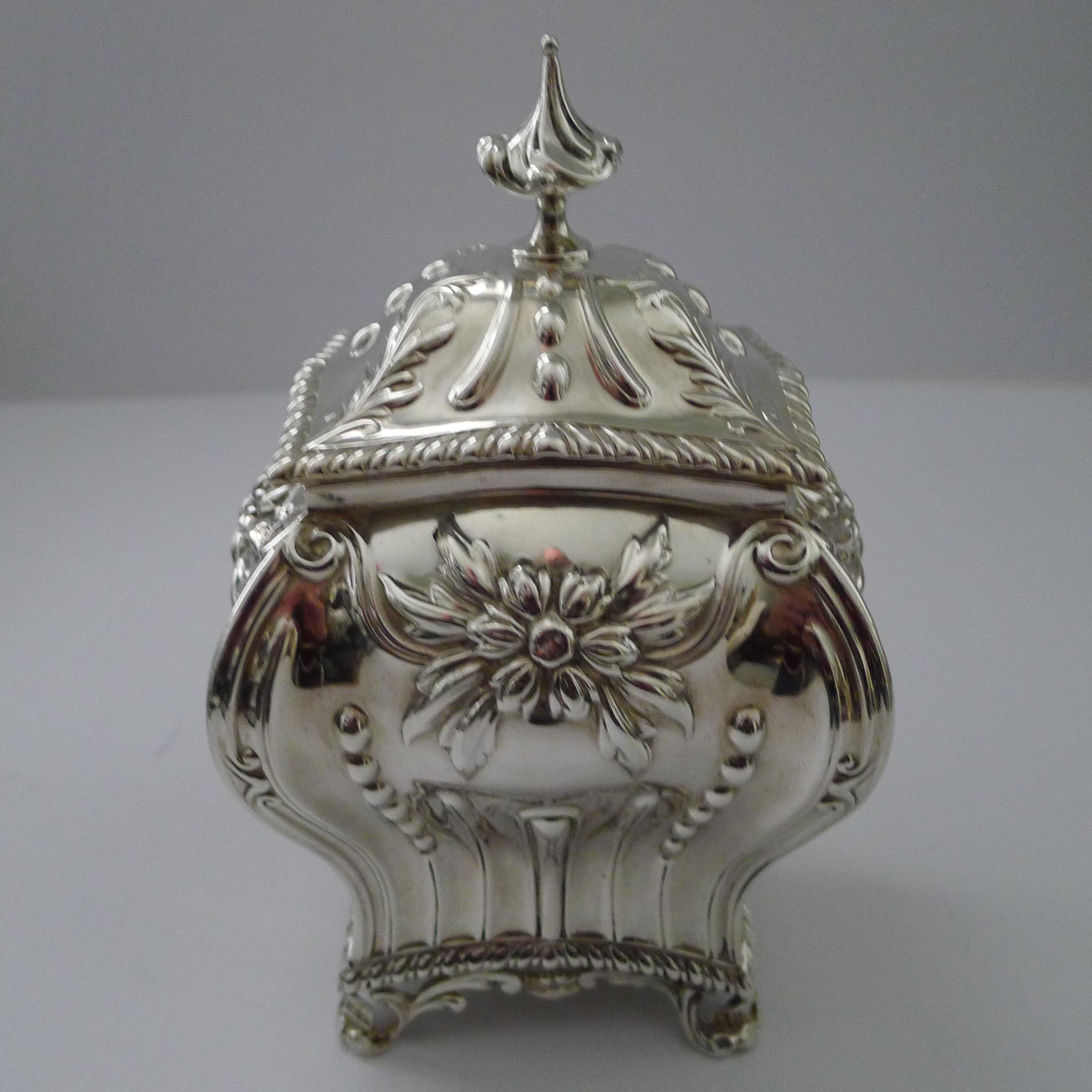 Magnífica caja de té inglesa victoriana de plata de ley - 1896 Fines del siglo XIX en venta