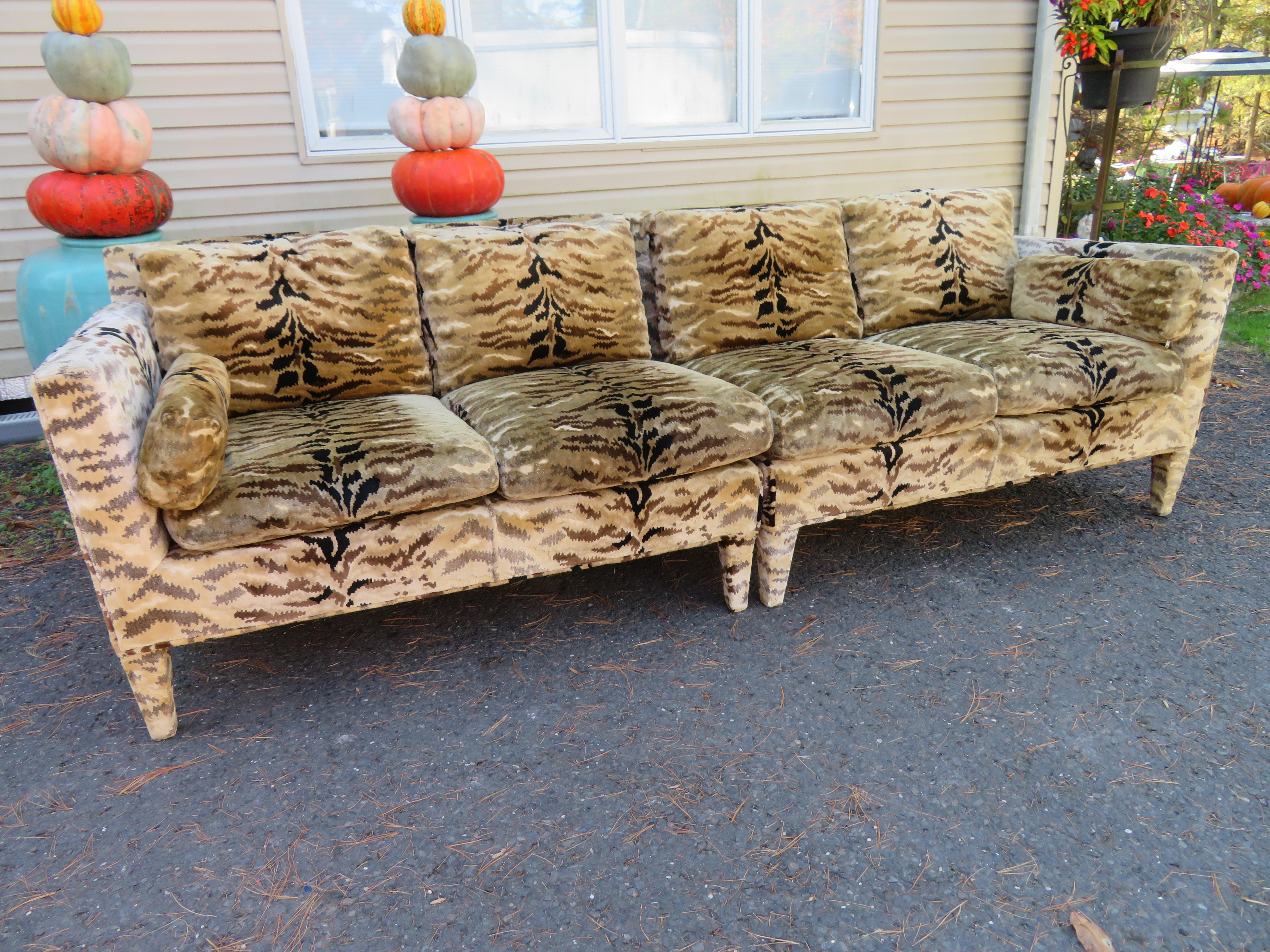 Magnifique canapé sectionnel tigre du milieu du siècle dernier d'Erwin Lambeth Velvet en vente 9