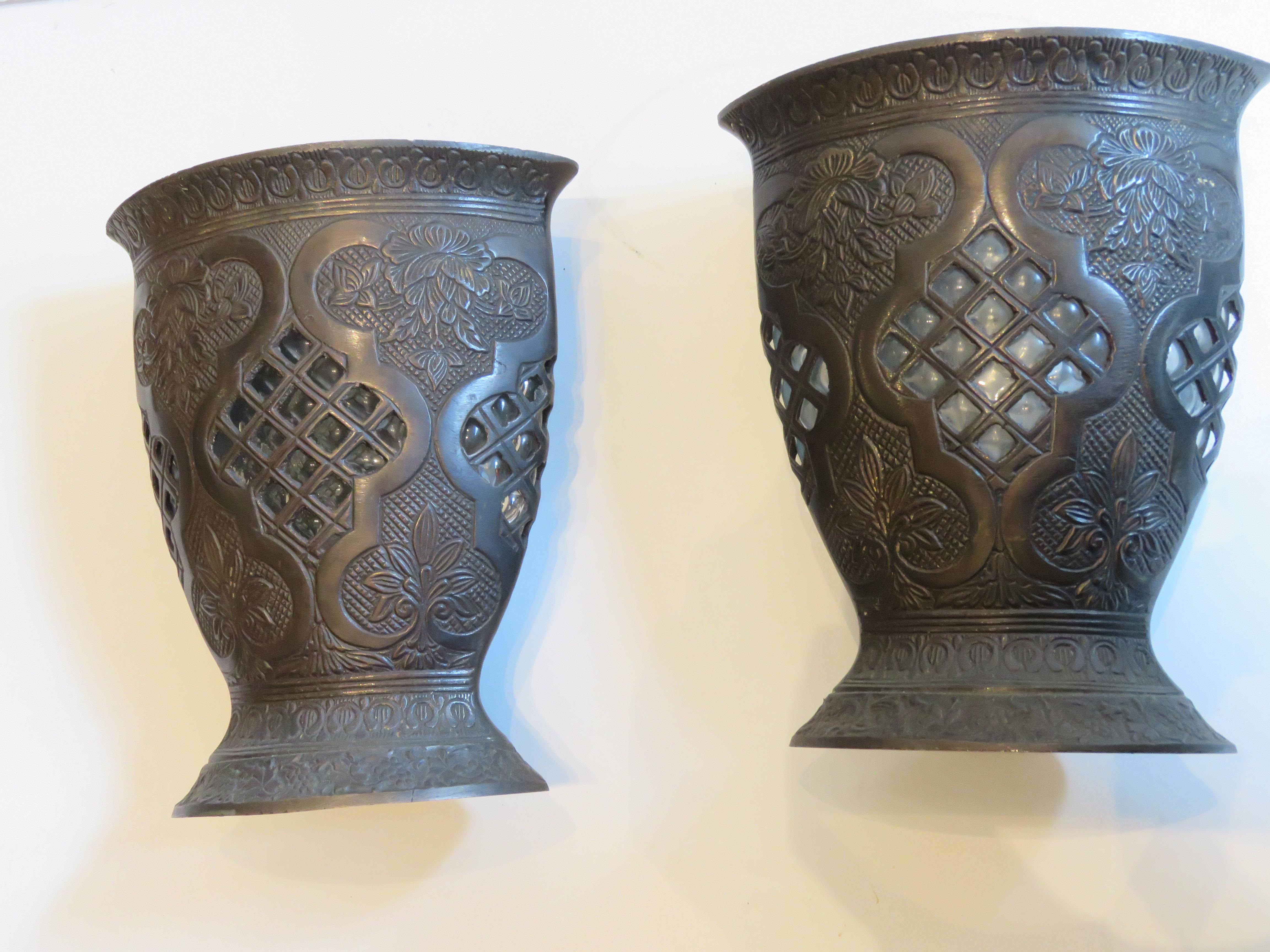Magnificent Estate Pair Asian Japanese / Chinese Bronze Centerpiece Urns Vases In Good Condition For Sale In New York, NY