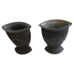 Magnifique paire de vases urnes de centre de table en bronze asiatique japonais/chinois