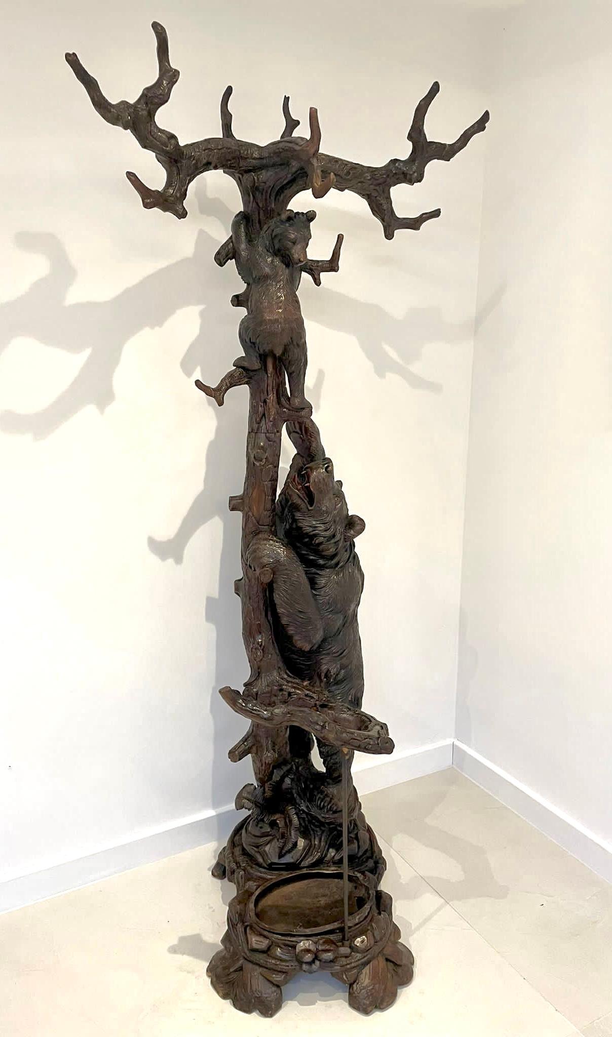 Sculpté à la main Magnifique stand d'exposition pour ours ancien de la forêt Black Forest en vente