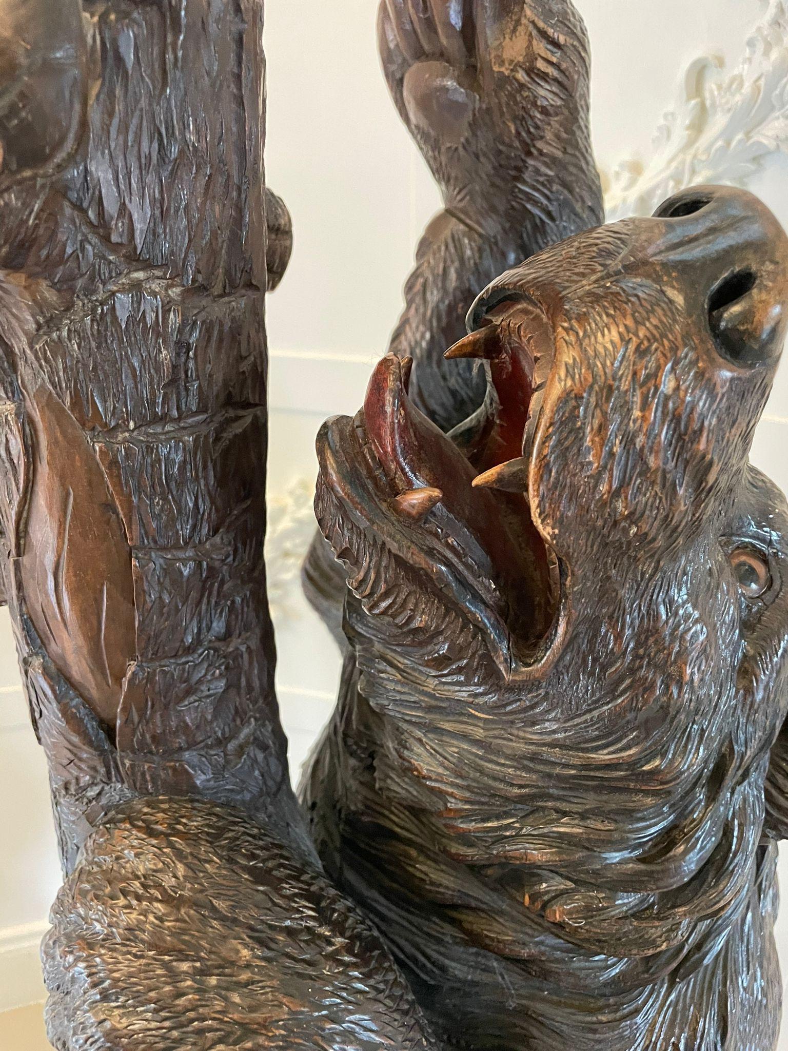 Magnifique stand d'exposition pour ours de la forêt noire antique, en chêne, de qualité exposition en vente 3