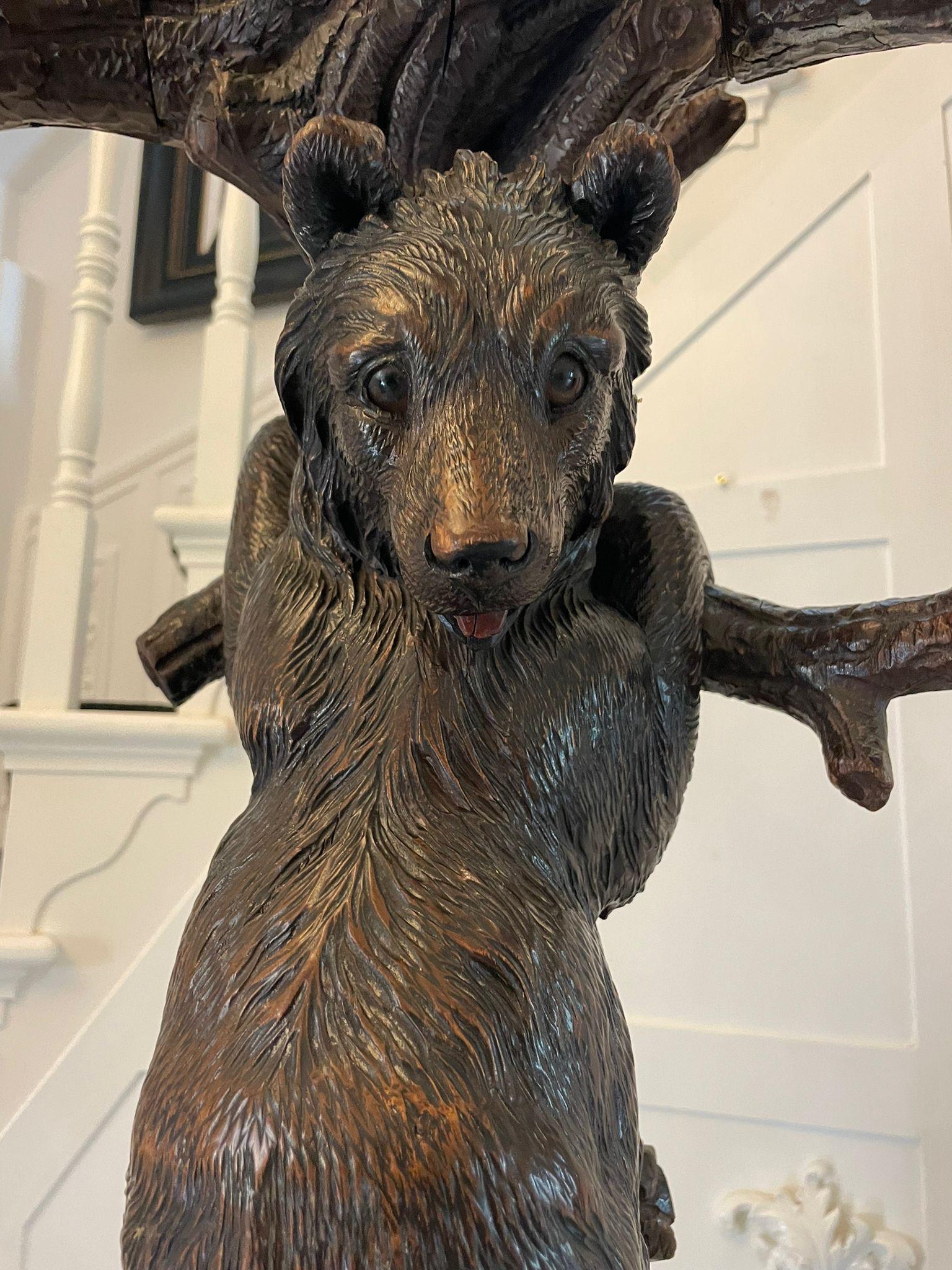 Magnifique stand d'exposition pour ours de la forêt noire antique, en chêne, de qualité exposition en vente 5