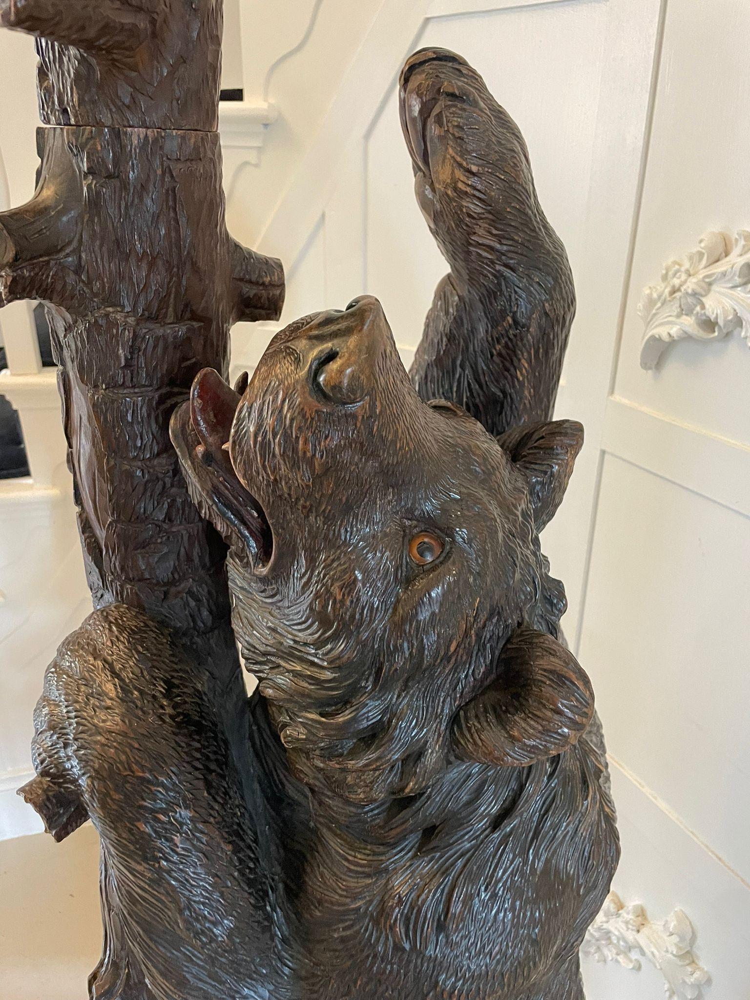 Magnifique stand d'exposition pour ours de la forêt noire antique, en chêne, de qualité exposition en vente 7