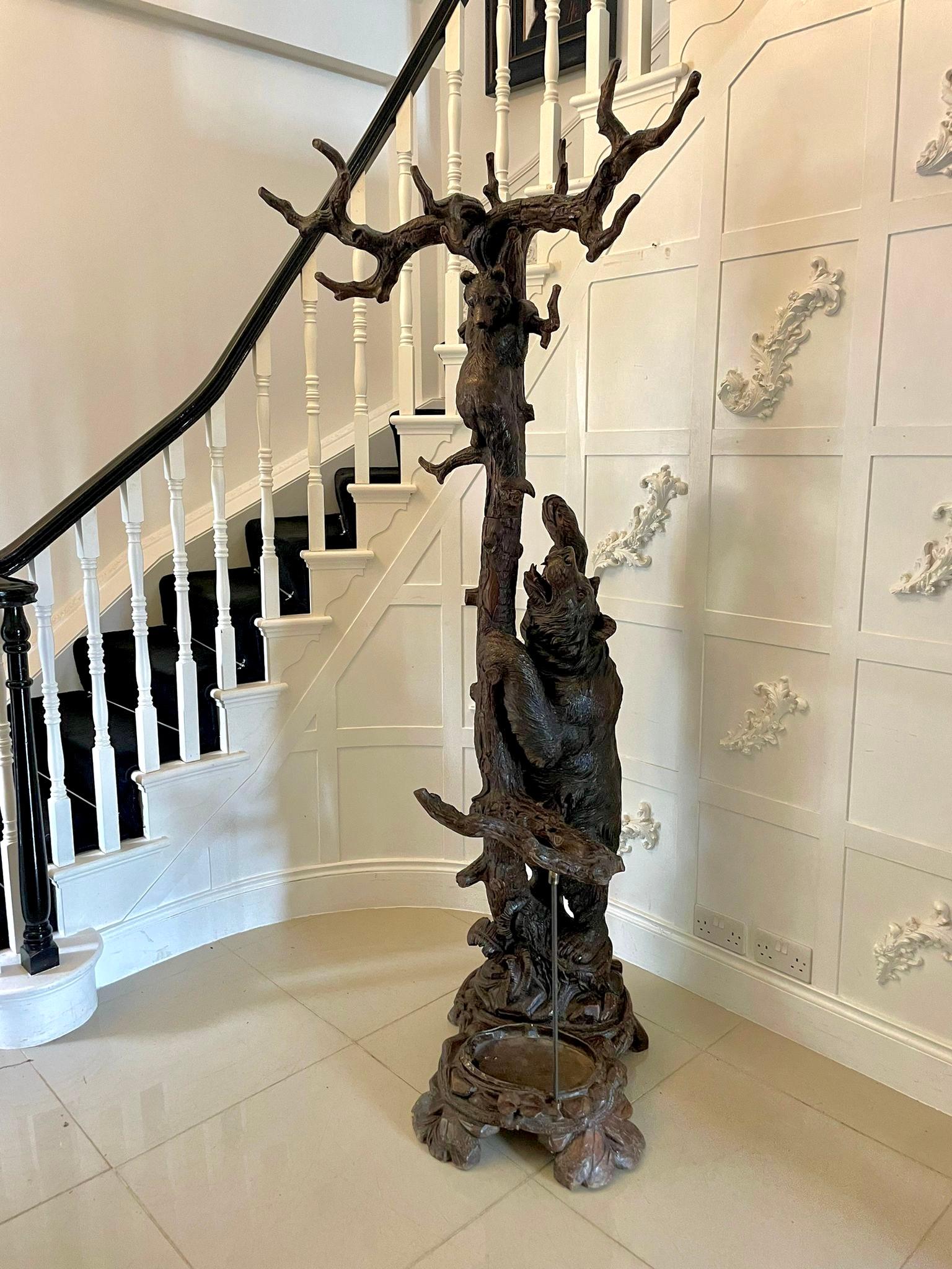 Magnifique stand d'exposition antique pour arbre à ours de la Forêt-Noire, avec deux ours sculptés de qualité spectaculaire, la mère encourageant son petit à grimper dans l'arbre, les branches formant des portemanteaux et la mère se tenant à côté