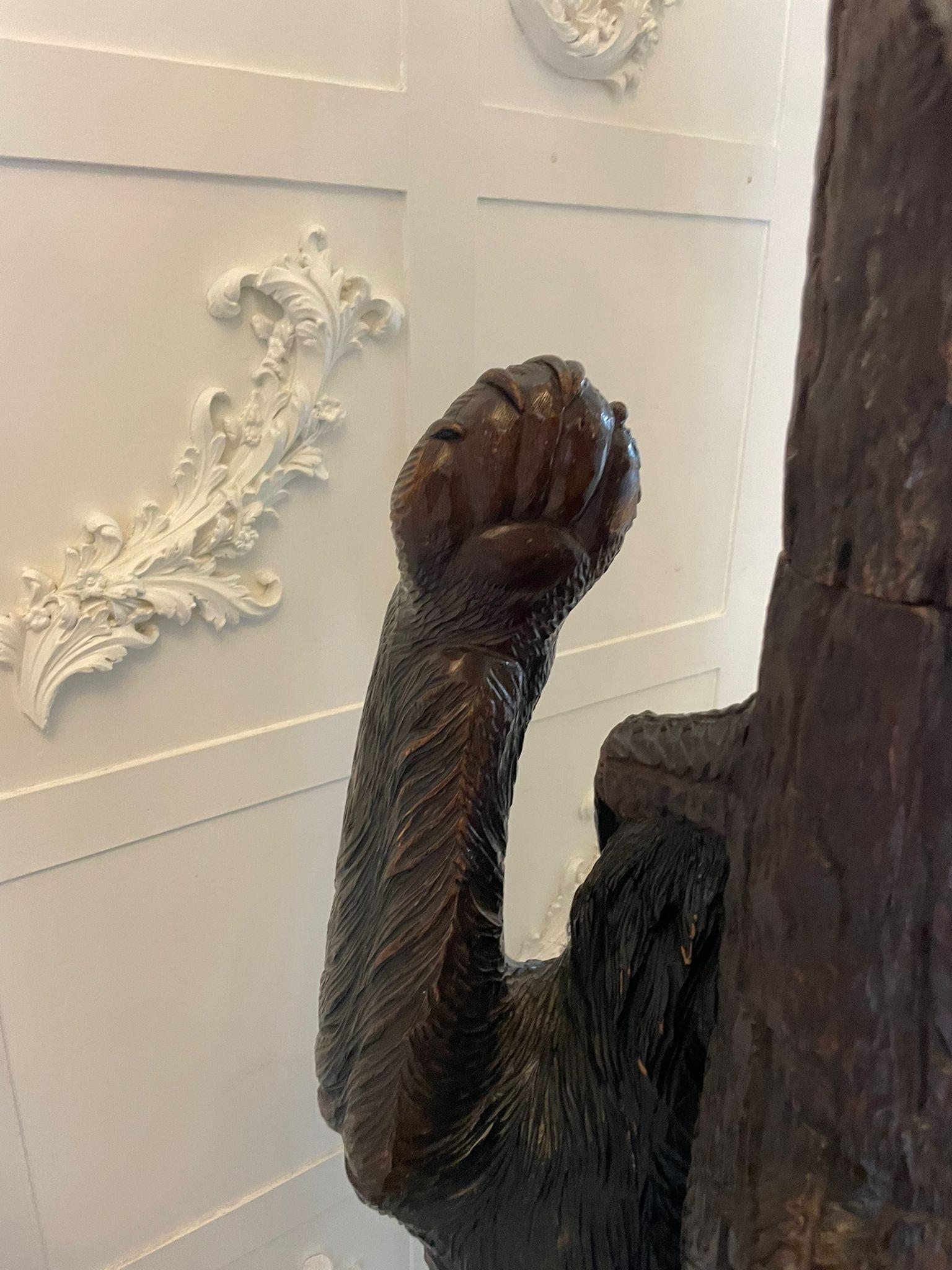 Sculpté Magnifique stand d'exposition pour ours de la forêt noire antique, en chêne, de qualité exposition en vente
