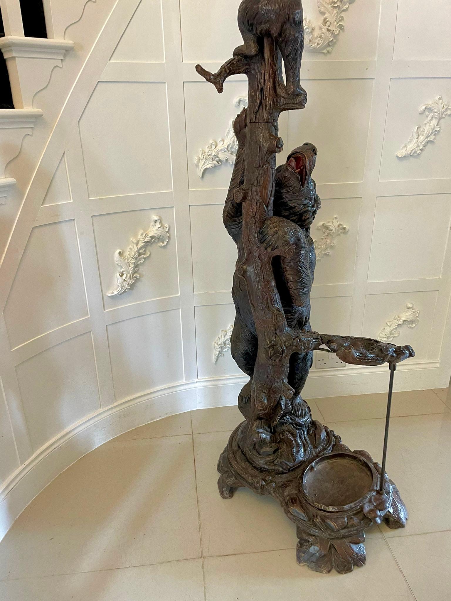 Magnifique stand d'exposition pour ours de la forêt noire antique, en chêne, de qualité exposition en vente 1