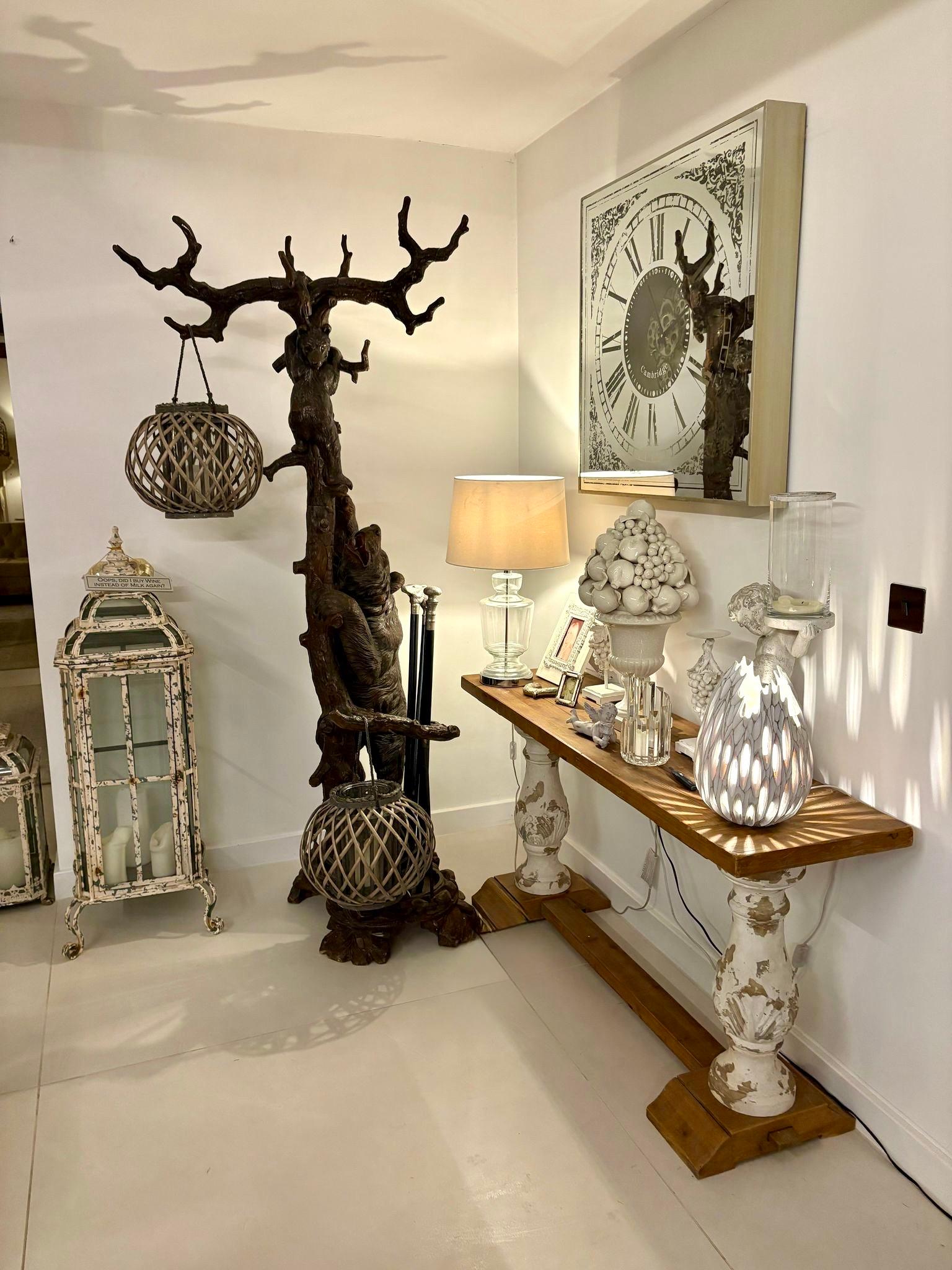 Suisse Magnifique stand d'exposition pour ours de la forêt noire antique, en chêne, de qualité exposition en vente