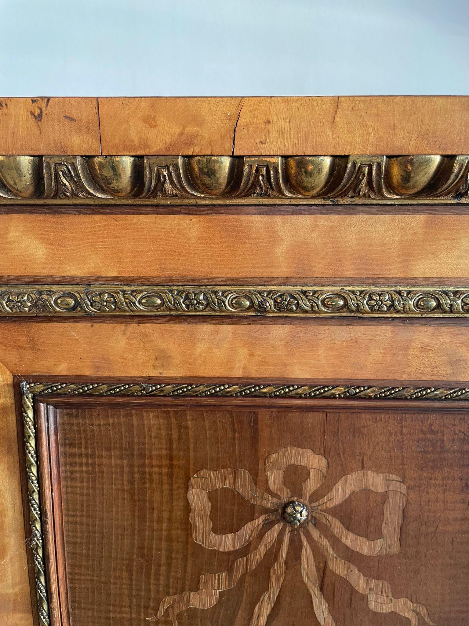 Magnífico Credenza Antiguo de Calidad de Exhibición con Incrustaciones de Madera Satinada Extra Grande en venta 3