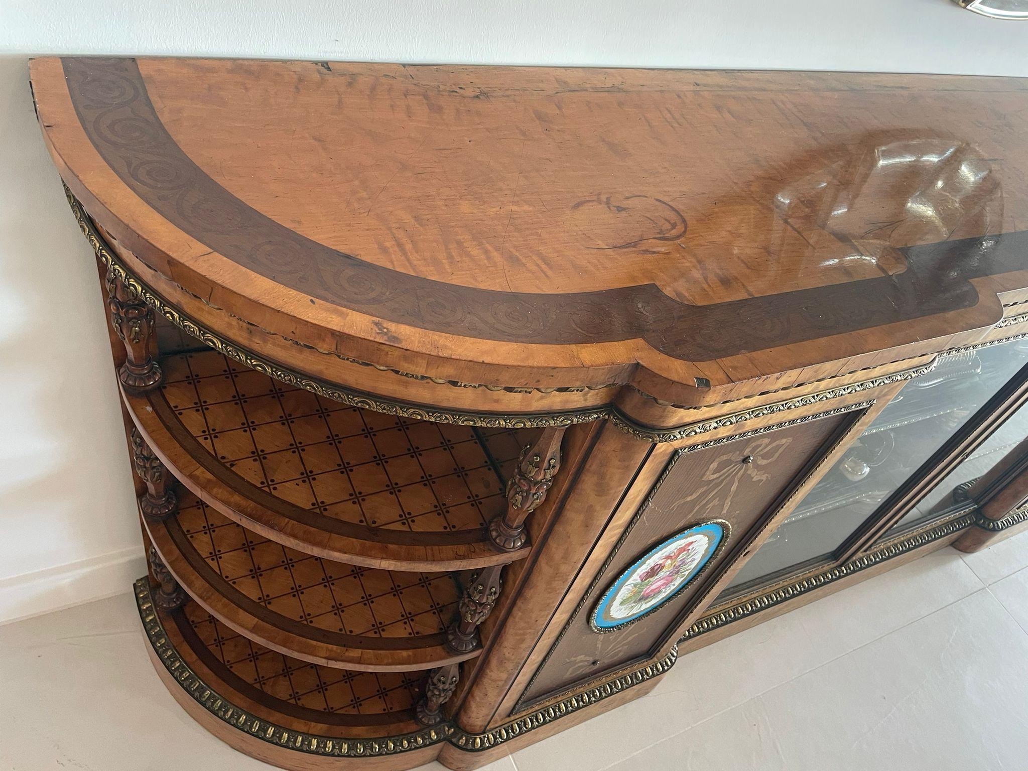 Magnífico Credenza Antiguo de Calidad de Exhibición con Incrustaciones de Madera Satinada Extra Grande en venta 5