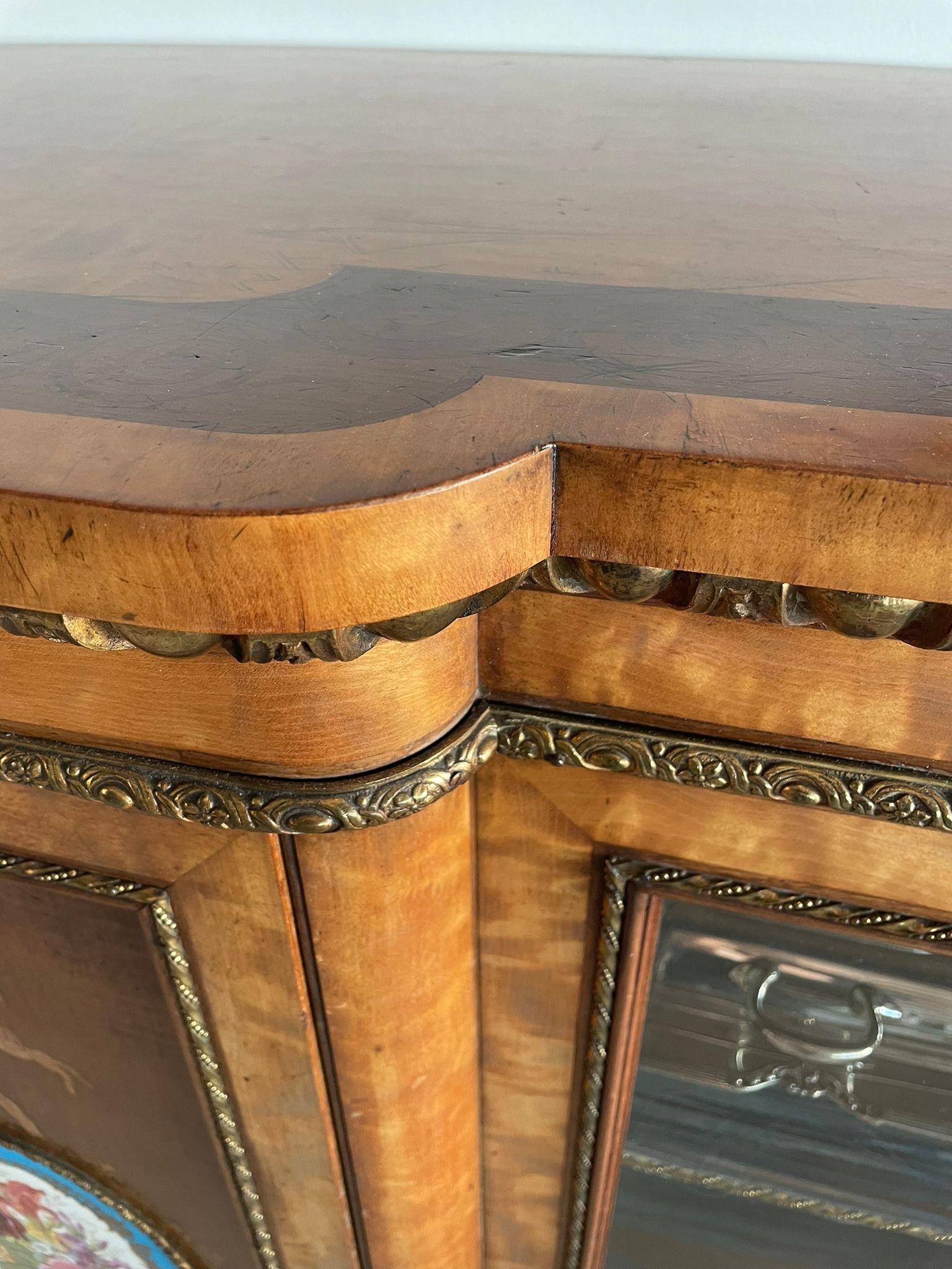 Magnífico Credenza Antiguo de Calidad de Exhibición con Incrustaciones de Madera Satinada Extra Grande en venta 2