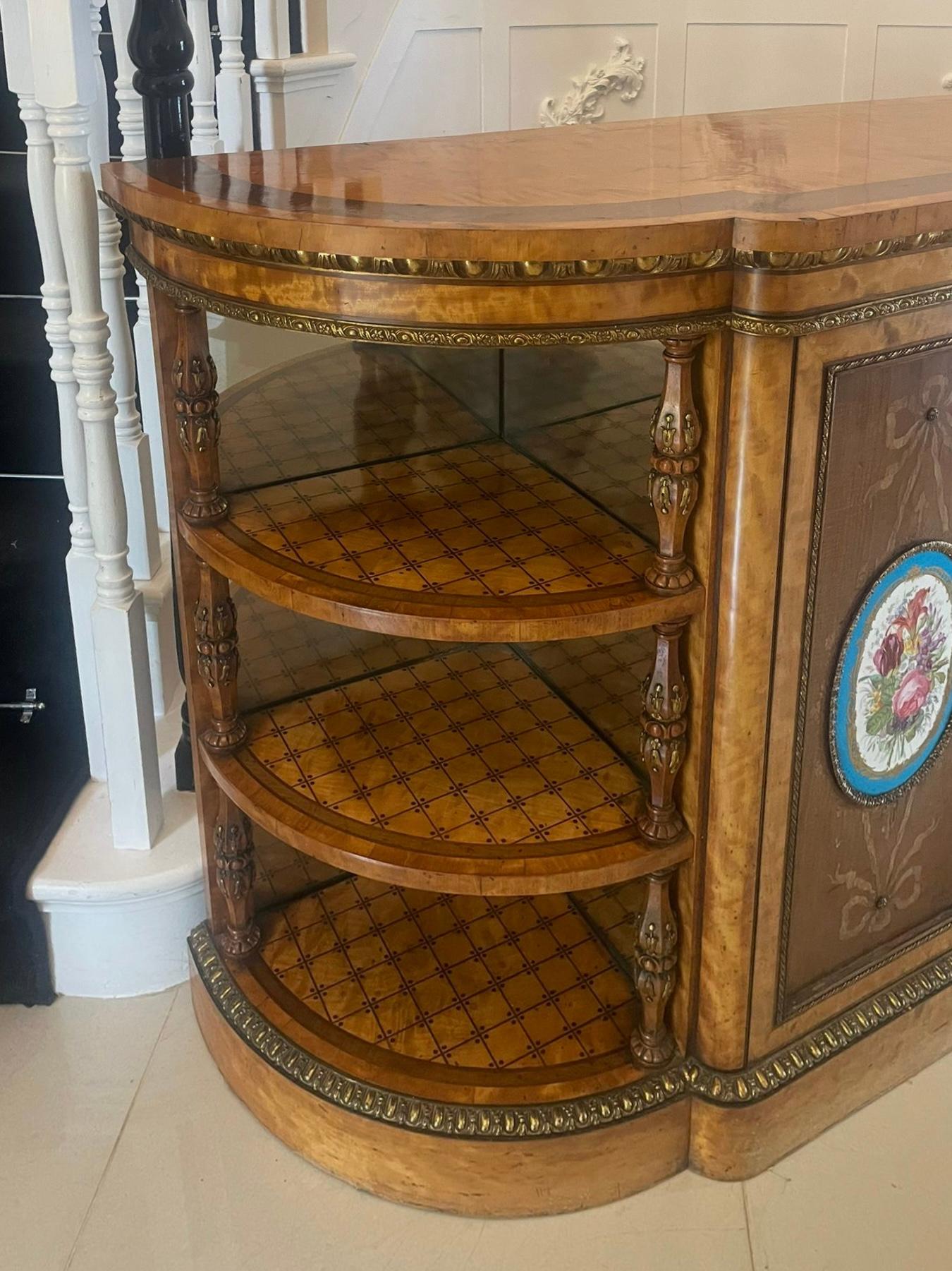 Magnífico Credenza Antiguo de Calidad de Exhibición con Incrustaciones de Madera Satinada Extra Grande Incrustación en venta