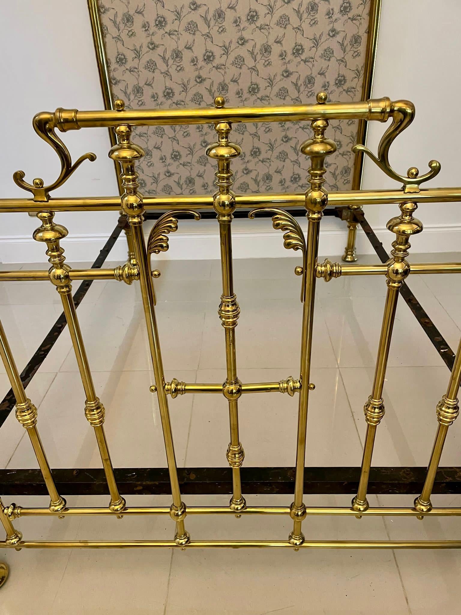 Magnífica cama de matrimonio de latón macizo dorado antiguo de calidad de exposición en venta 4