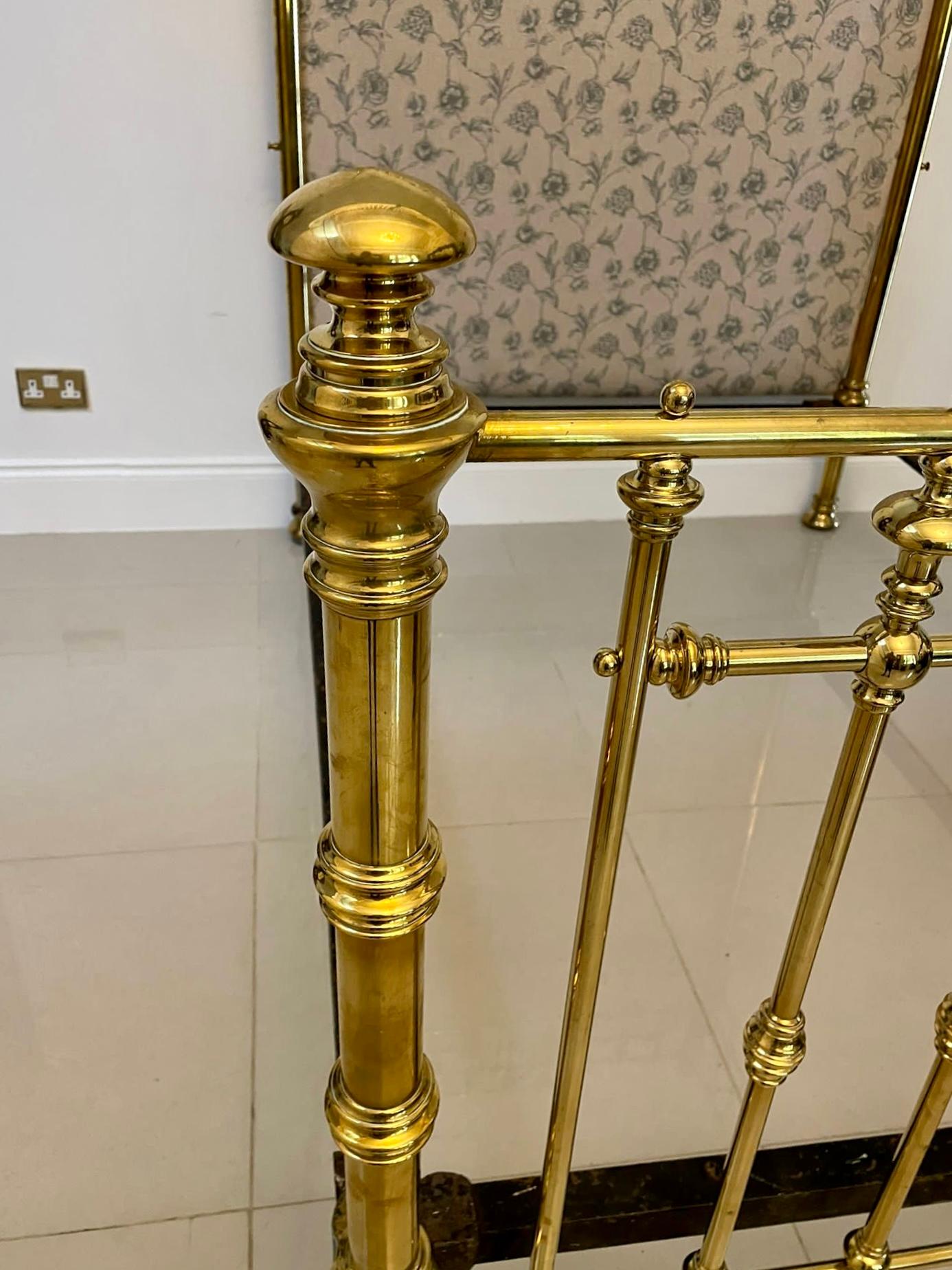 Magnífica cama de matrimonio de latón macizo dorado antiguo de calidad de exposición en venta 5