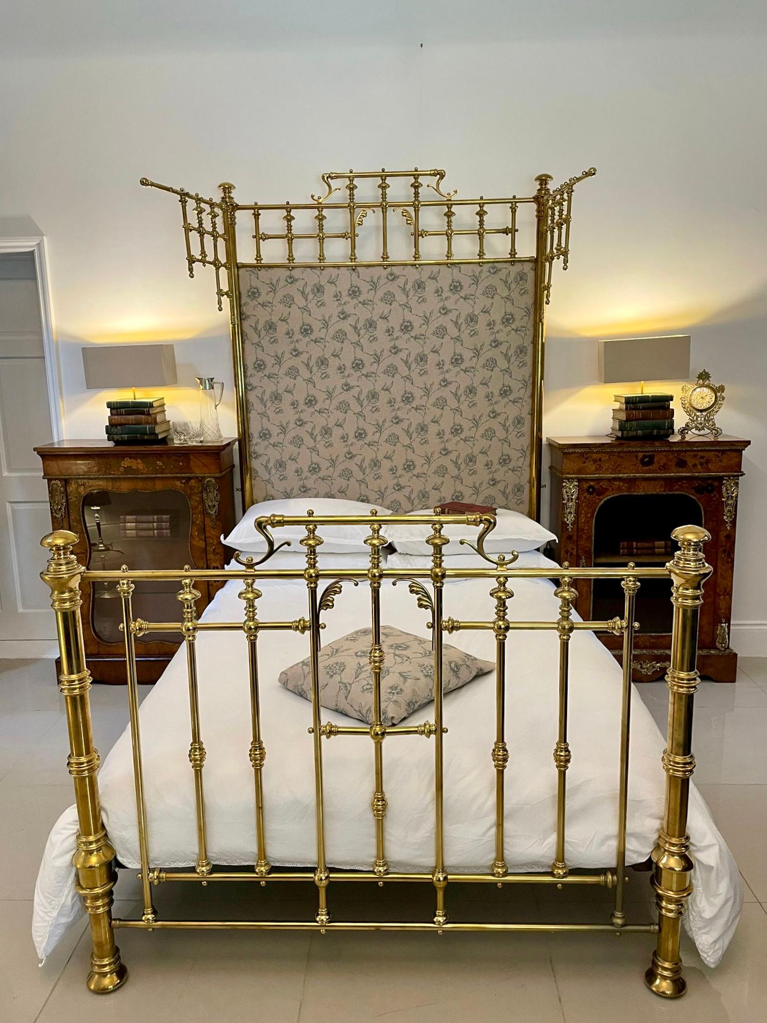 Magnífica cama de matrimonio de latón macizo dorado antiguo de calidad de exposición en venta 6