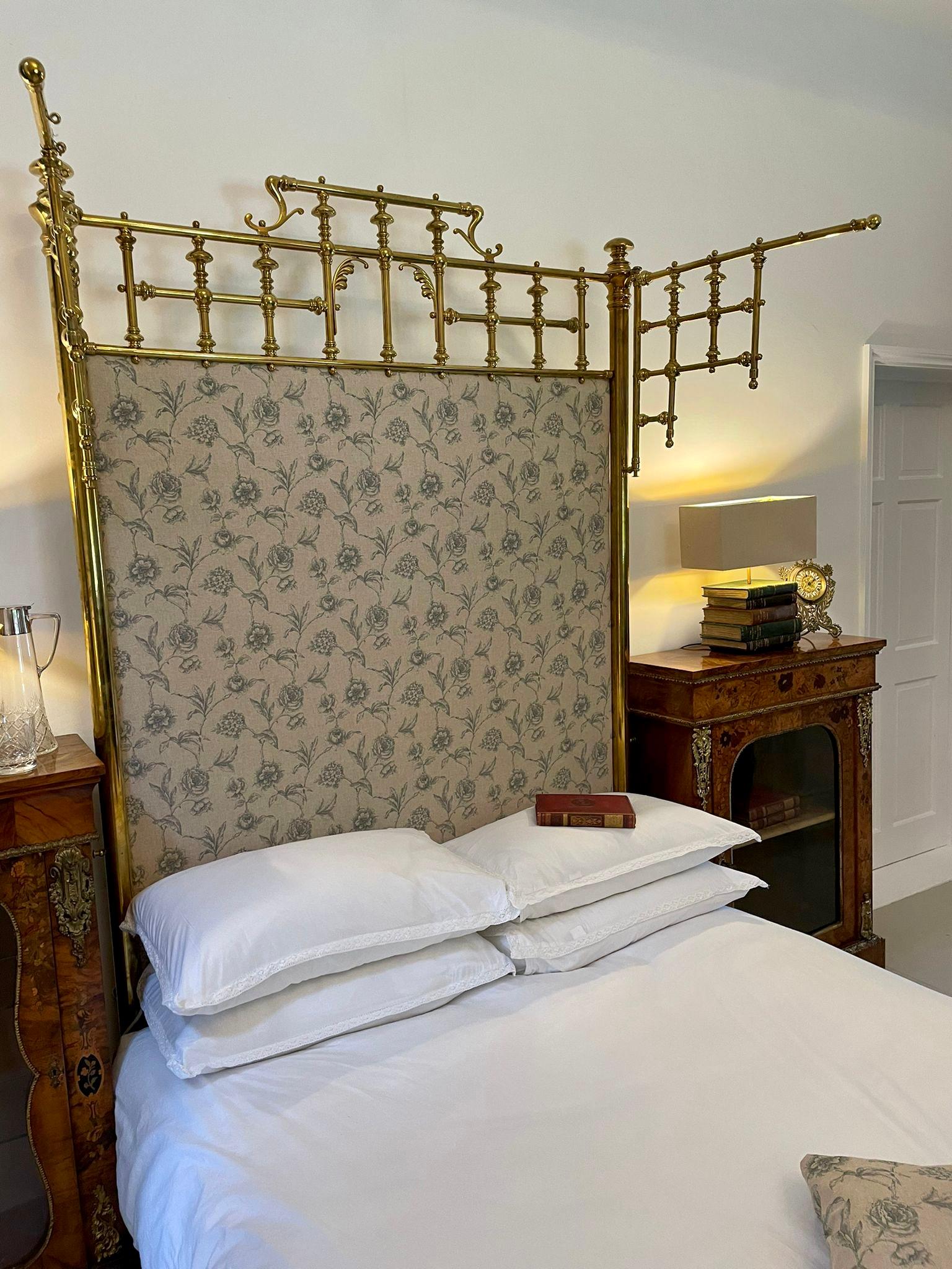 Magnífica cama de matrimonio de latón macizo dorado antiguo de calidad de exposición en venta 8