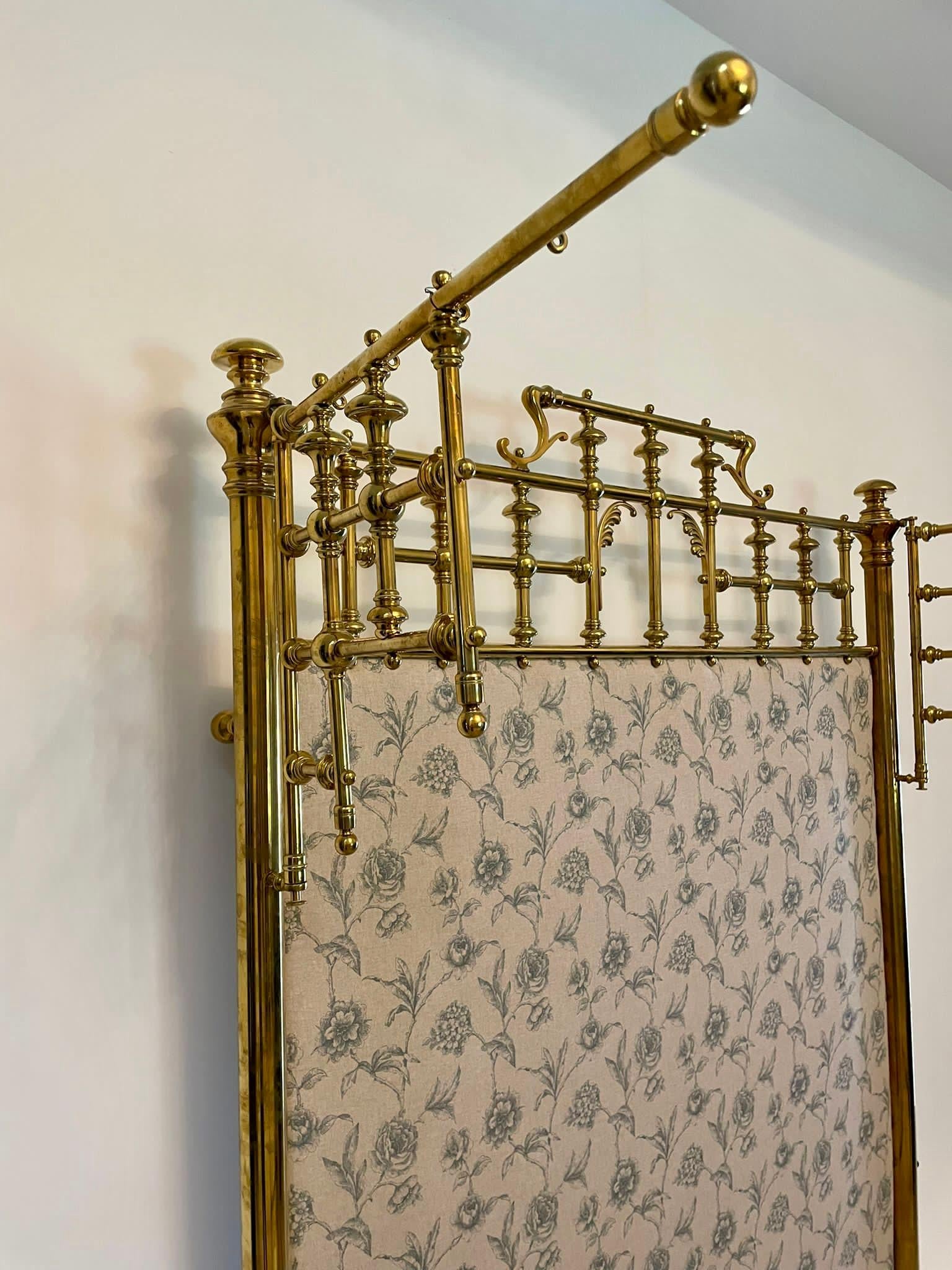 Magnífica cama de matrimonio de latón macizo dorado antiguo de calidad de exposición en venta 9