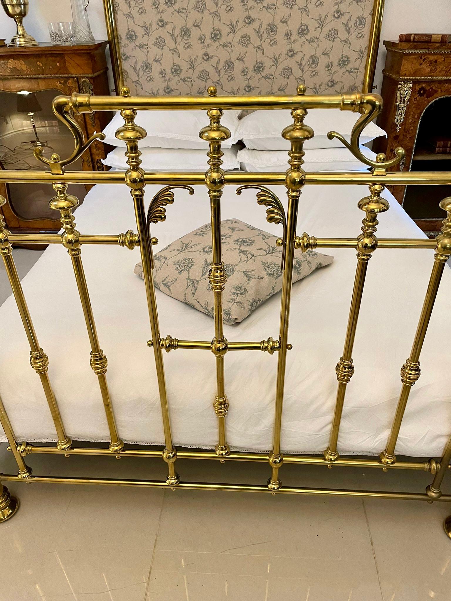 Magnífica cama de matrimonio de latón macizo dorado antiguo de calidad de exposición en venta 10