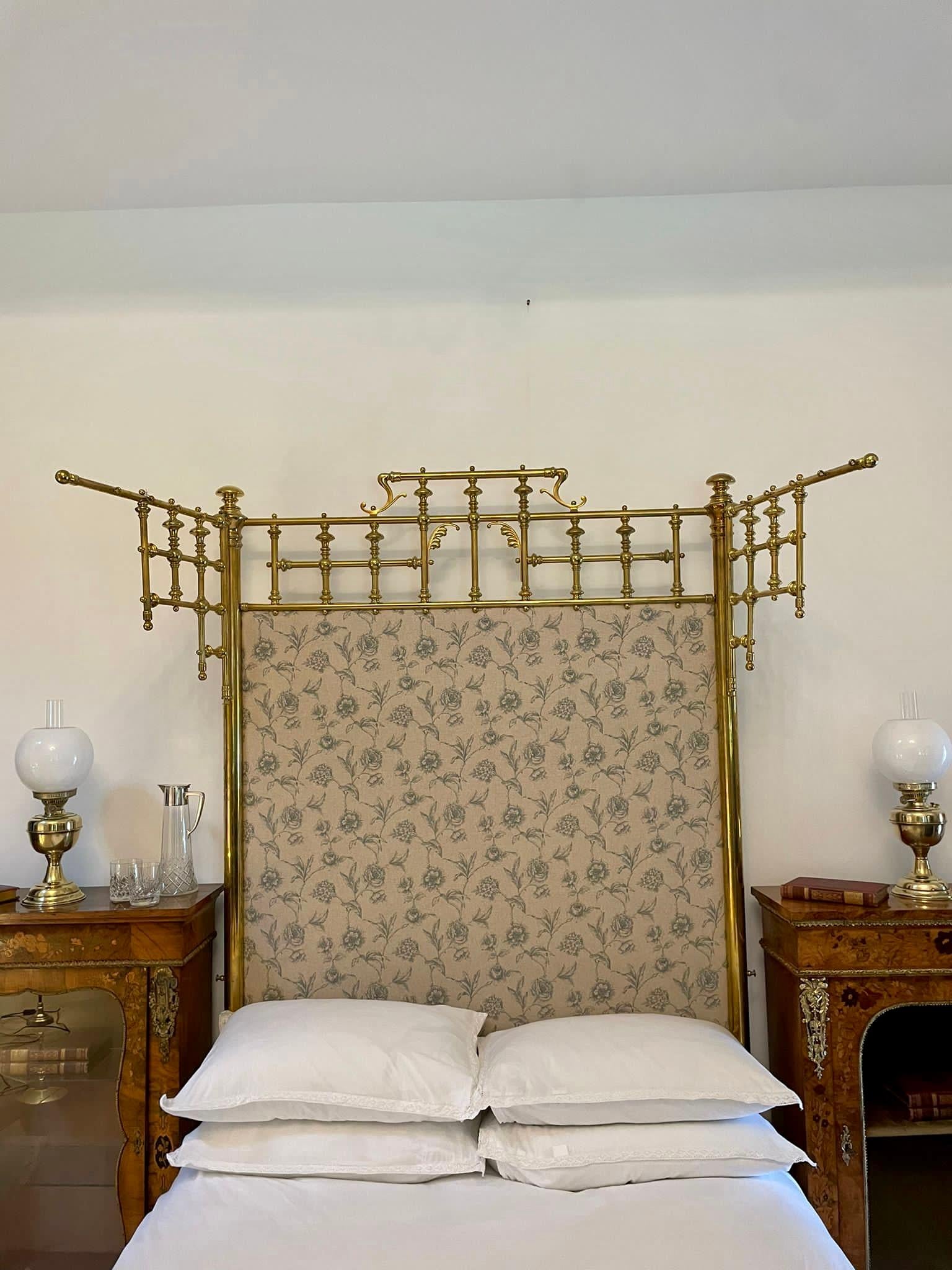 Magnífica cama de matrimonio de latón macizo dorado antiguo de calidad de exposición en venta 12