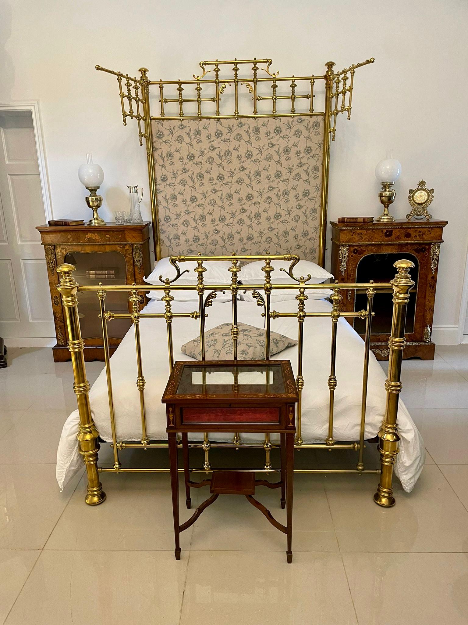 Magnífica cama de matrimonio de calidad de exposición, antigua, victoriana, del siglo XIX, de latón macizo dorado, con respaldo recién retapizado con tela de calidad, flanqueada por dos columnas circulares de latón con alas ornamentadas abatibles
