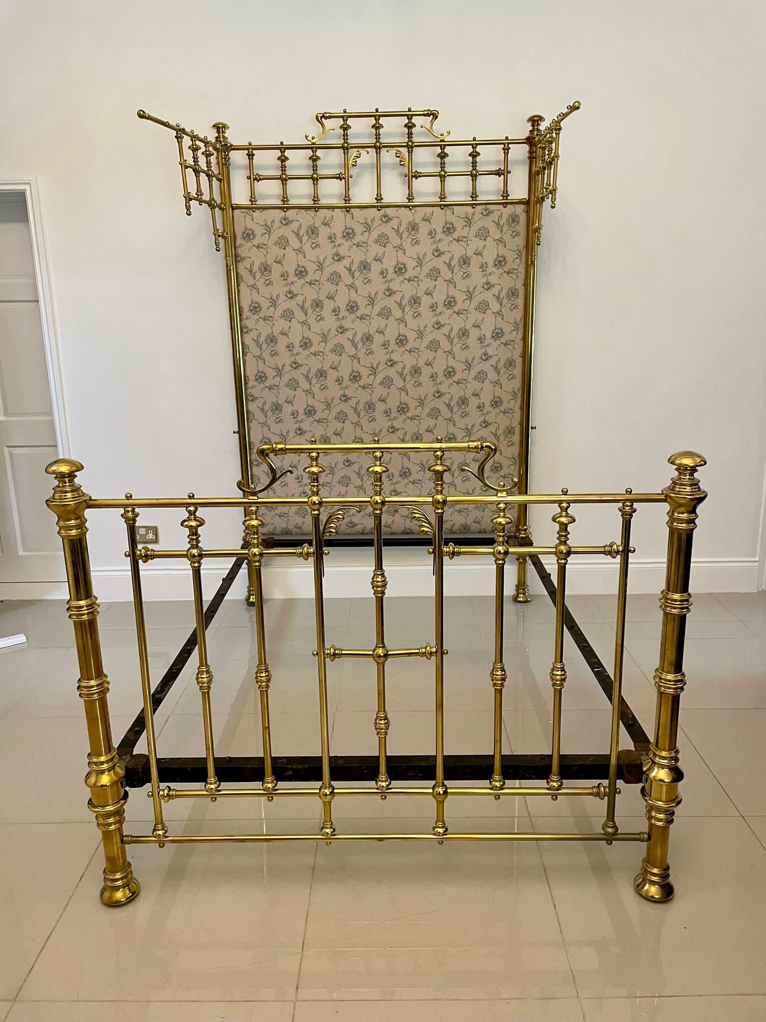 Magnífica cama de matrimonio de latón macizo dorado antiguo de calidad de exposición siglo XIX en venta
